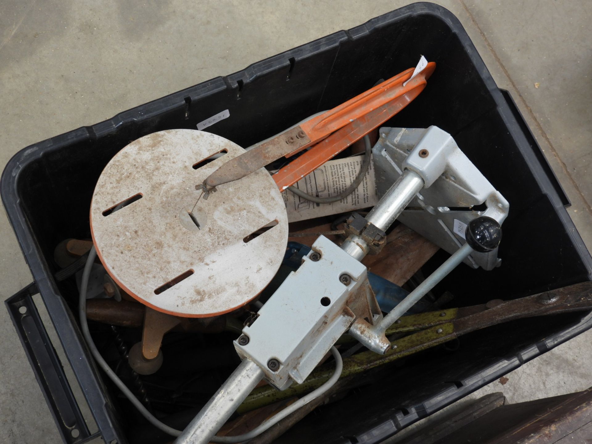 Vintage tool chest with vintage tools inc. wooden planes, carving chisels, clamps, mini scroll - Image 4 of 4