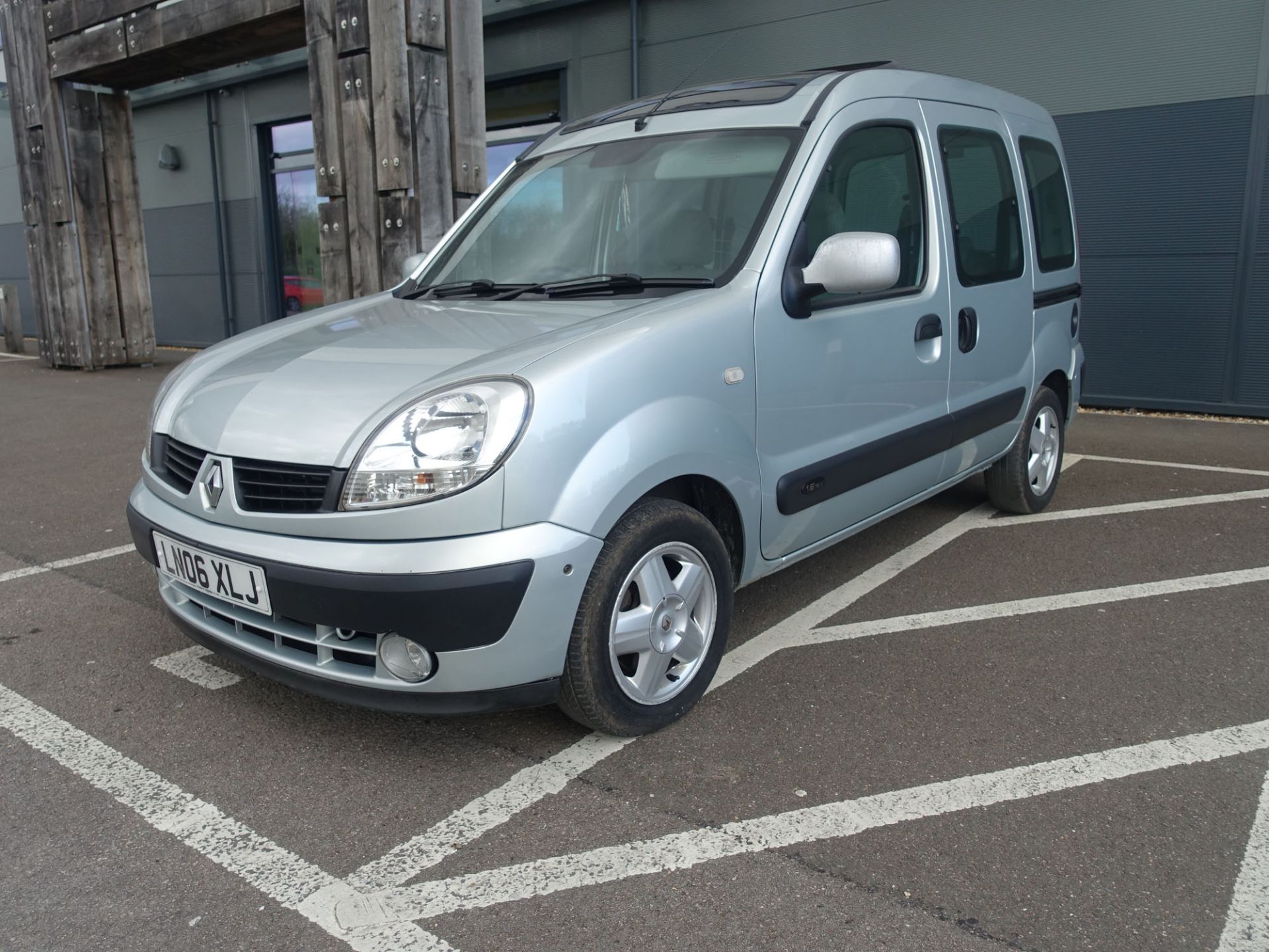 (2006) Renault Kango Expression automatic MPV, petrol, 1598cc, grey, MOT: 8/8/2021, two keys, V5 - Image 13 of 14
