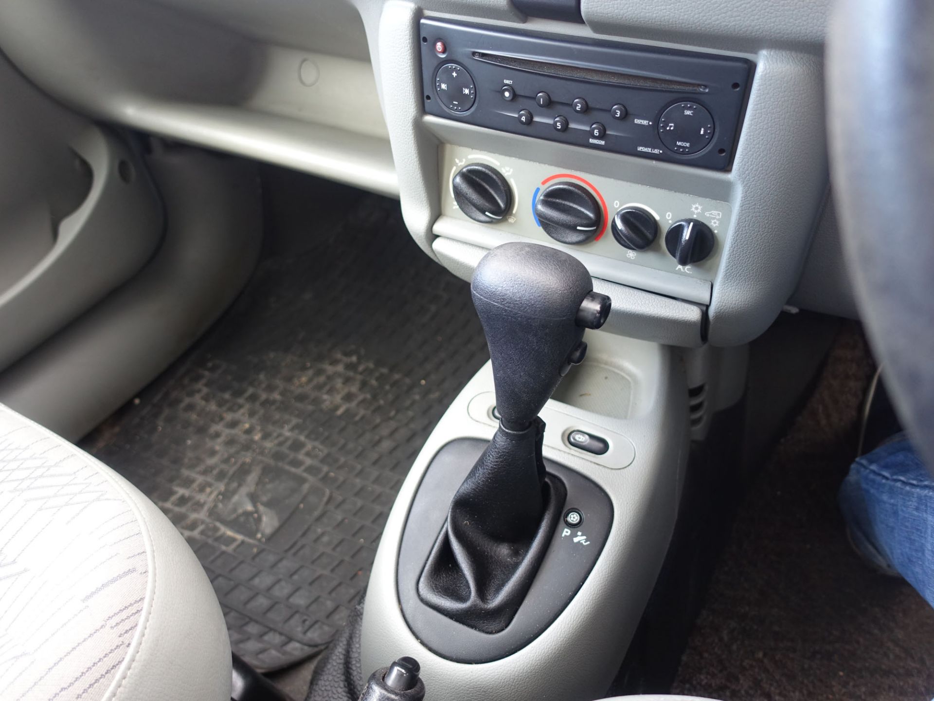 (2006) Renault Kango Expression automatic MPV, petrol, 1598cc, grey, MOT: 8/8/2021, two keys, V5 - Image 9 of 14