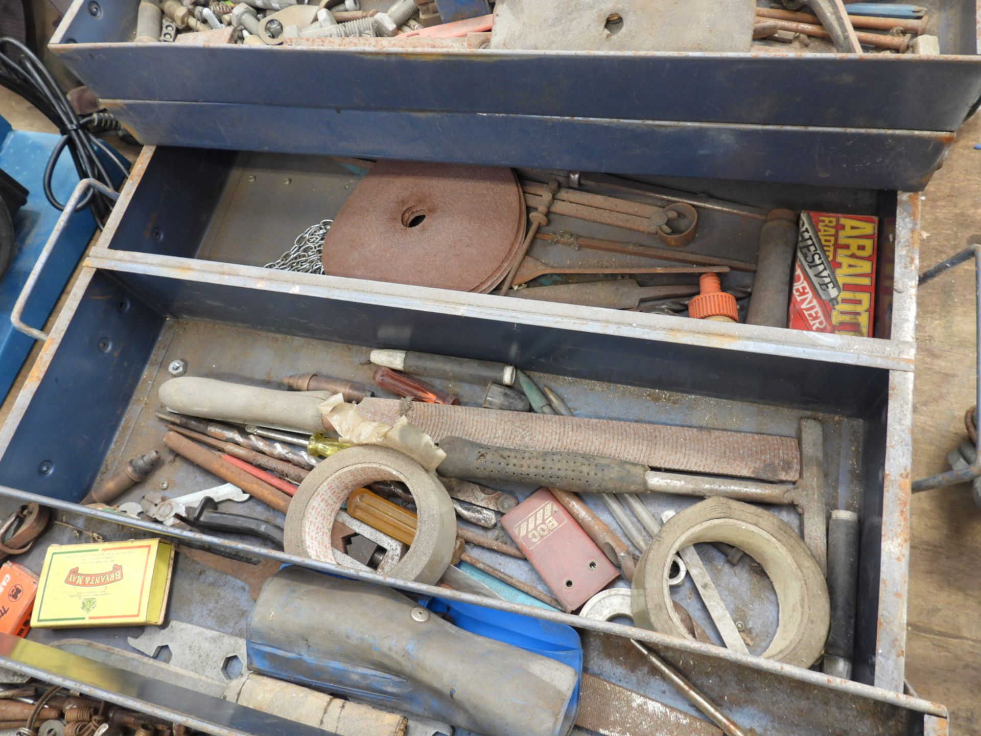 Large blue tool box, containing an assortment of tools - Image 2 of 2
