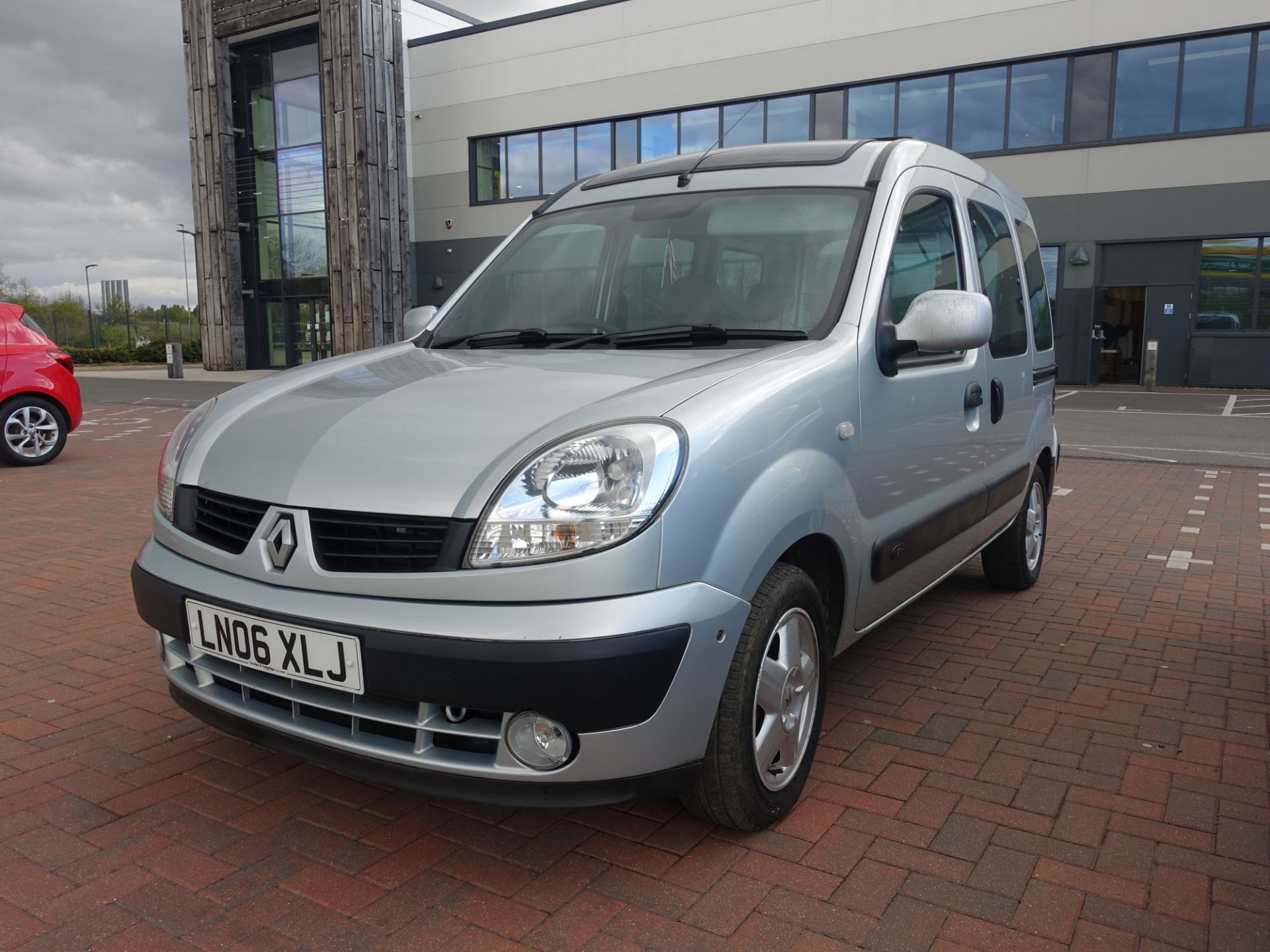 (2006) Renault Kango Expression automatic MPV, petrol, 1598cc, grey, MOT: 8/8/2021, two keys, V5 - Image 2 of 14