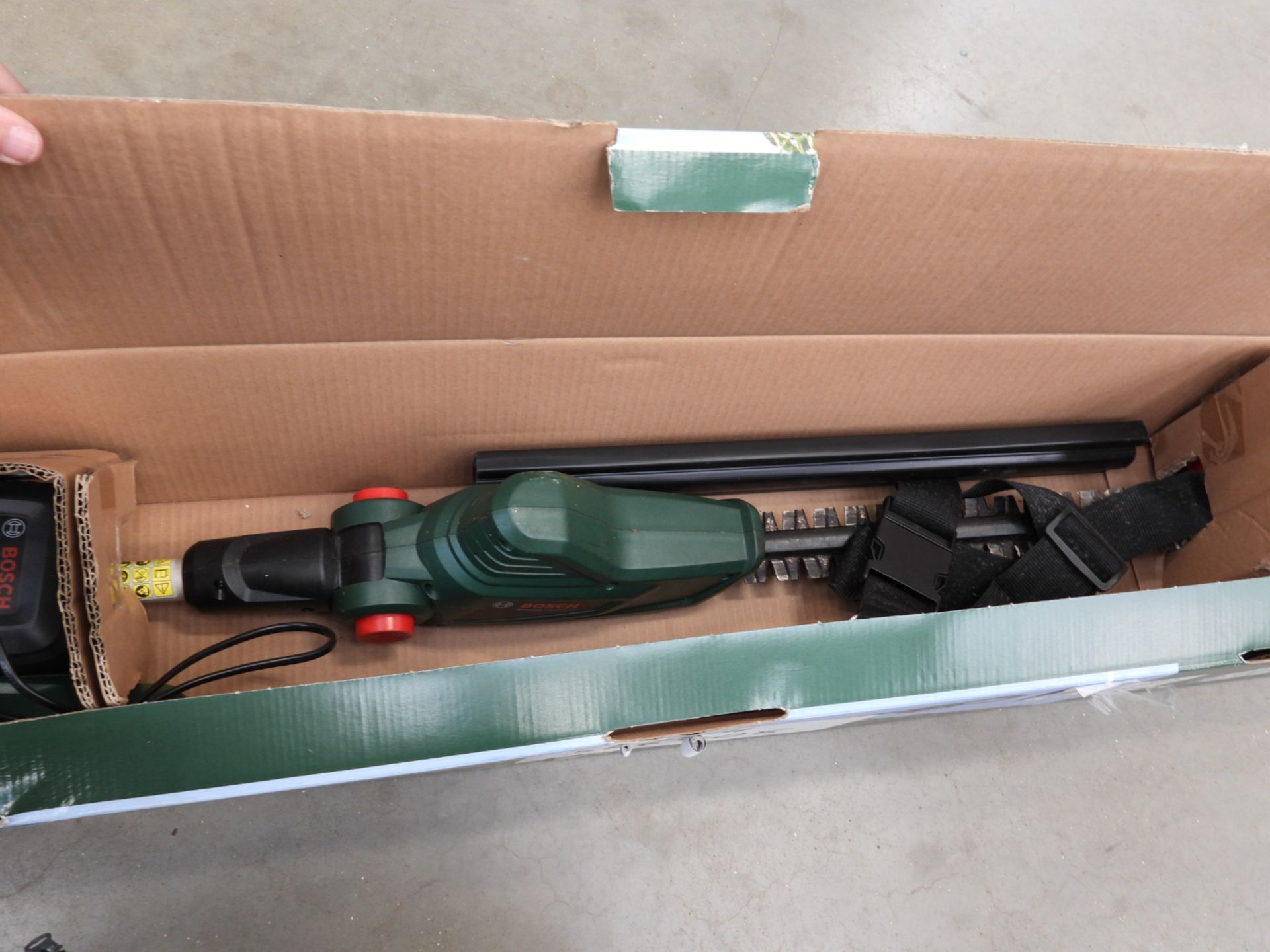 Bosch universal hedge pole saw with one battery and charger - Image 2 of 2