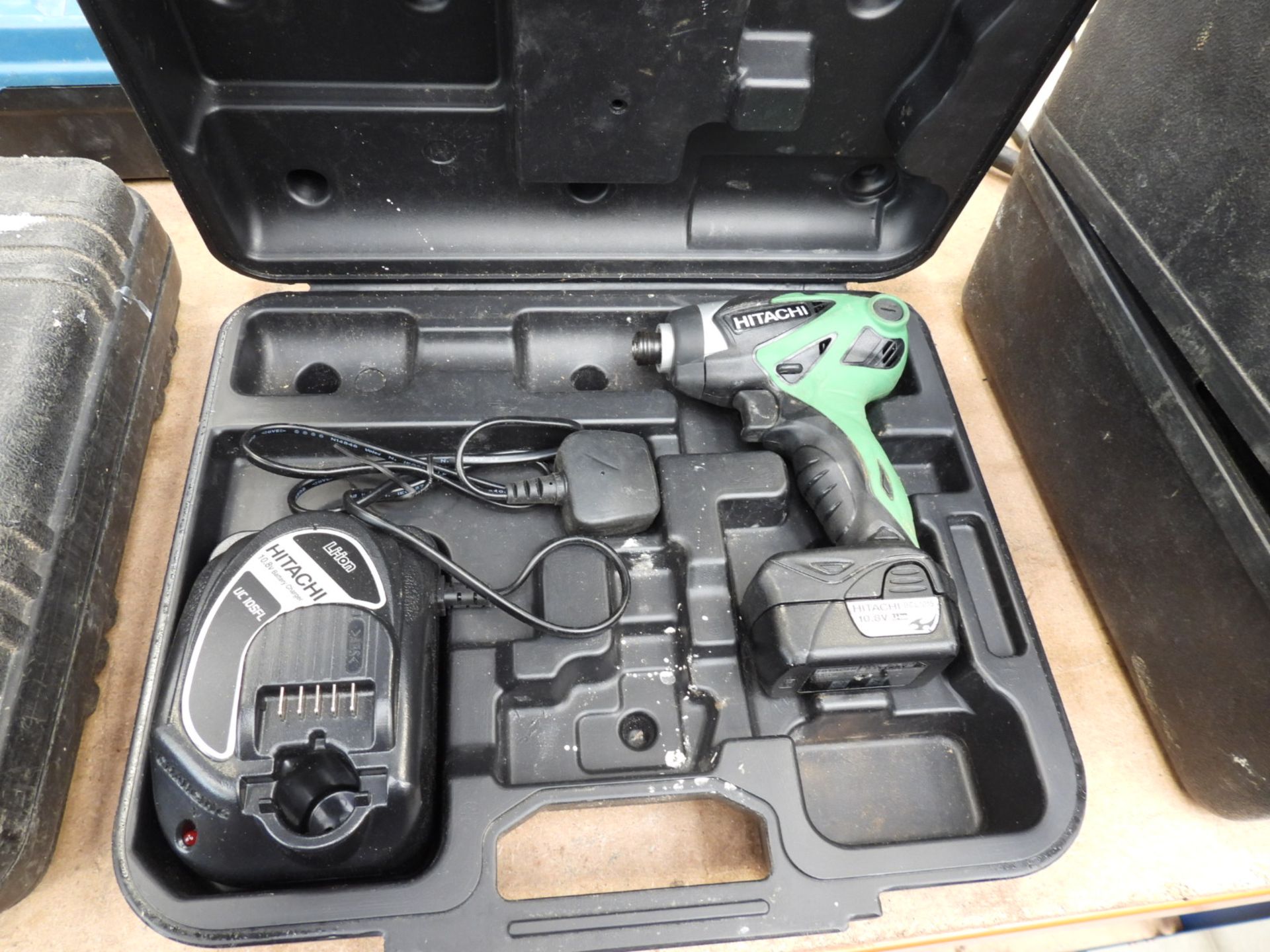 Hitachi 10.8v battery drill with 1 battery and charger