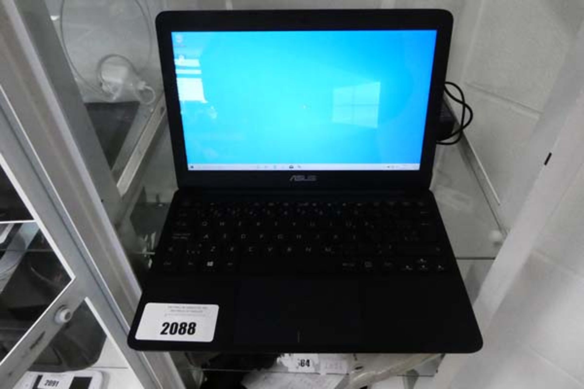 Asus X205TA Notebook, intel atom processor, 2gb ram, 32gb storage running Windows 10, includes power
