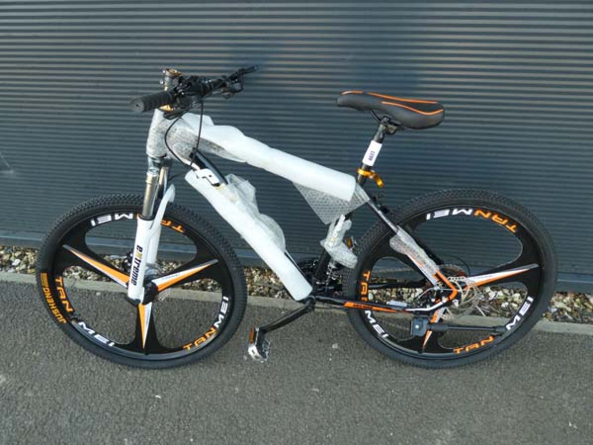 4027 - Black and orange Extreme mountain bike