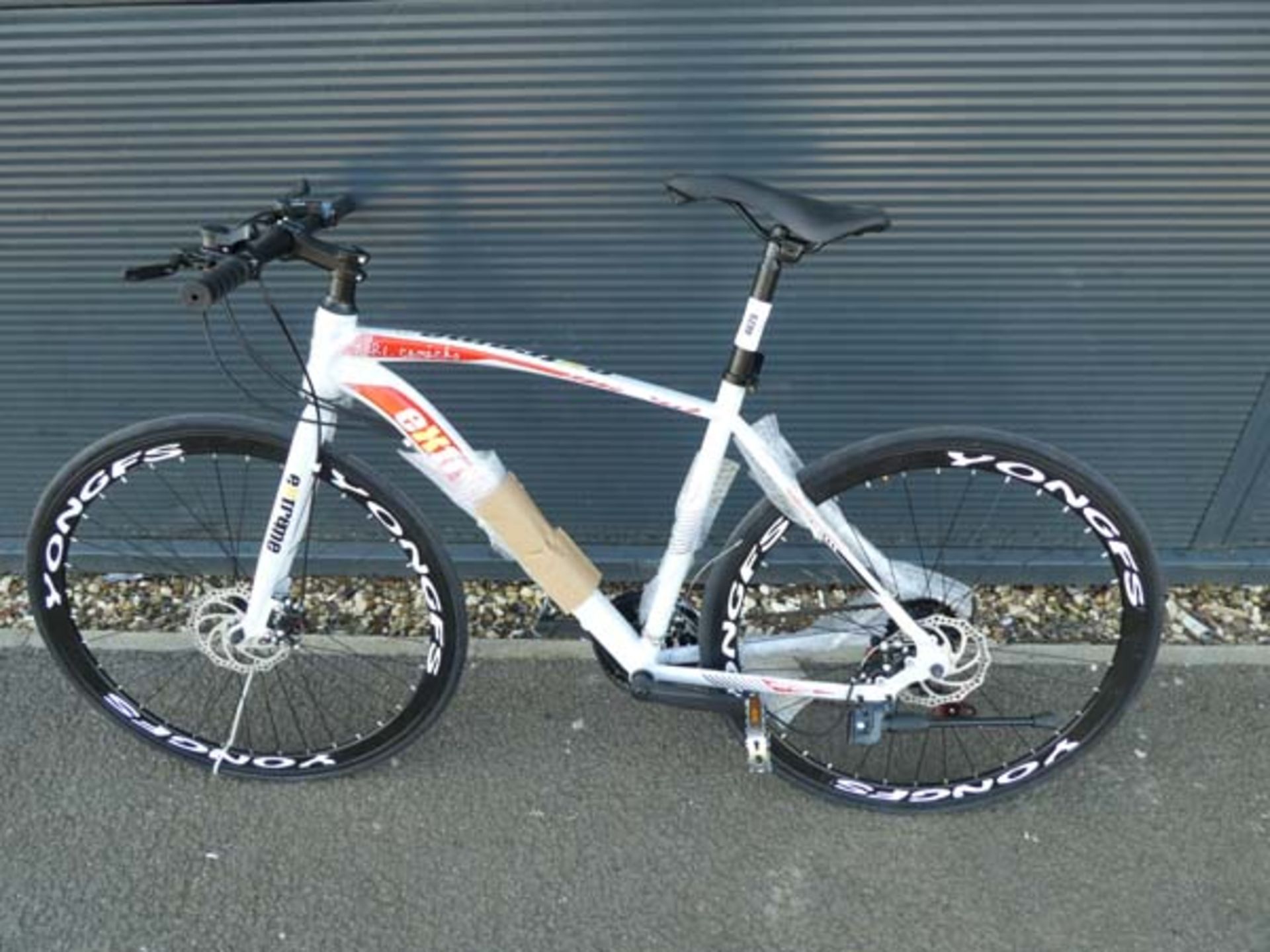 4034 - White Extreme town bike