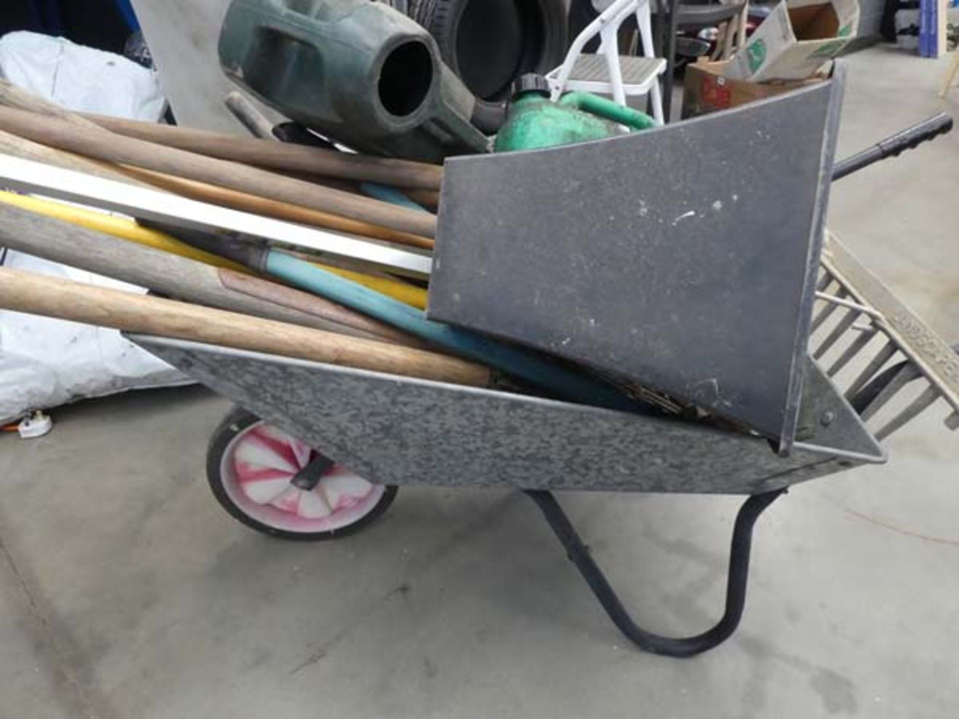 Wheelbarrow of assorted garden tools - Image 2 of 4