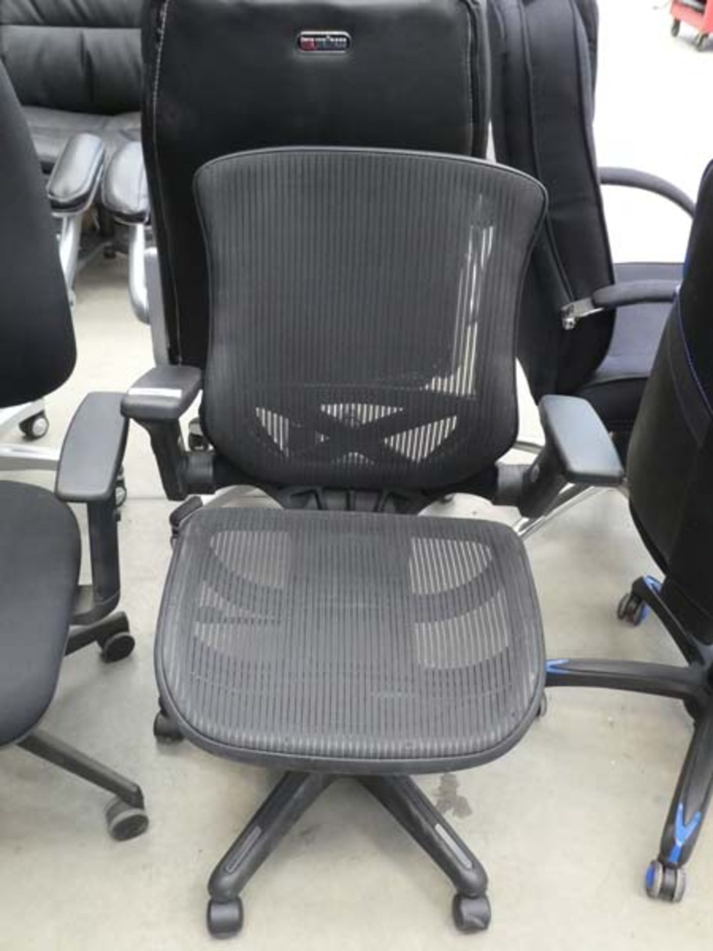 4359 Black mesh swivel armchair