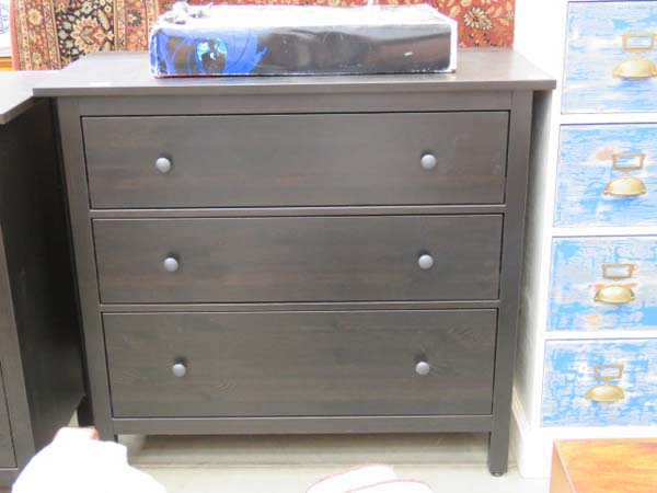 Dark wood chest of 3 drawers