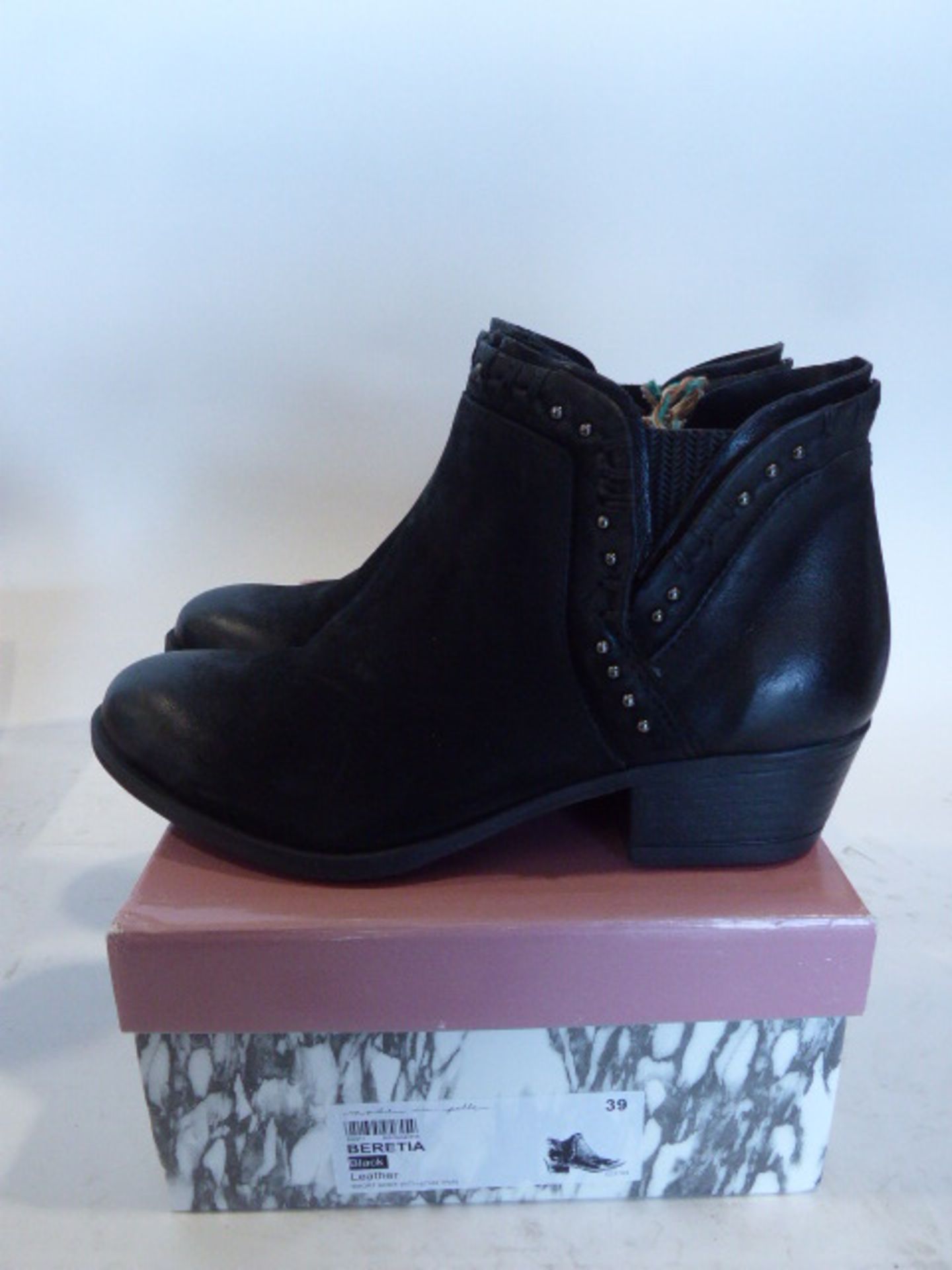 2 pairs of Moda in Pelle Beretia boots sizes EU 38 and 39 - Image 3 of 5