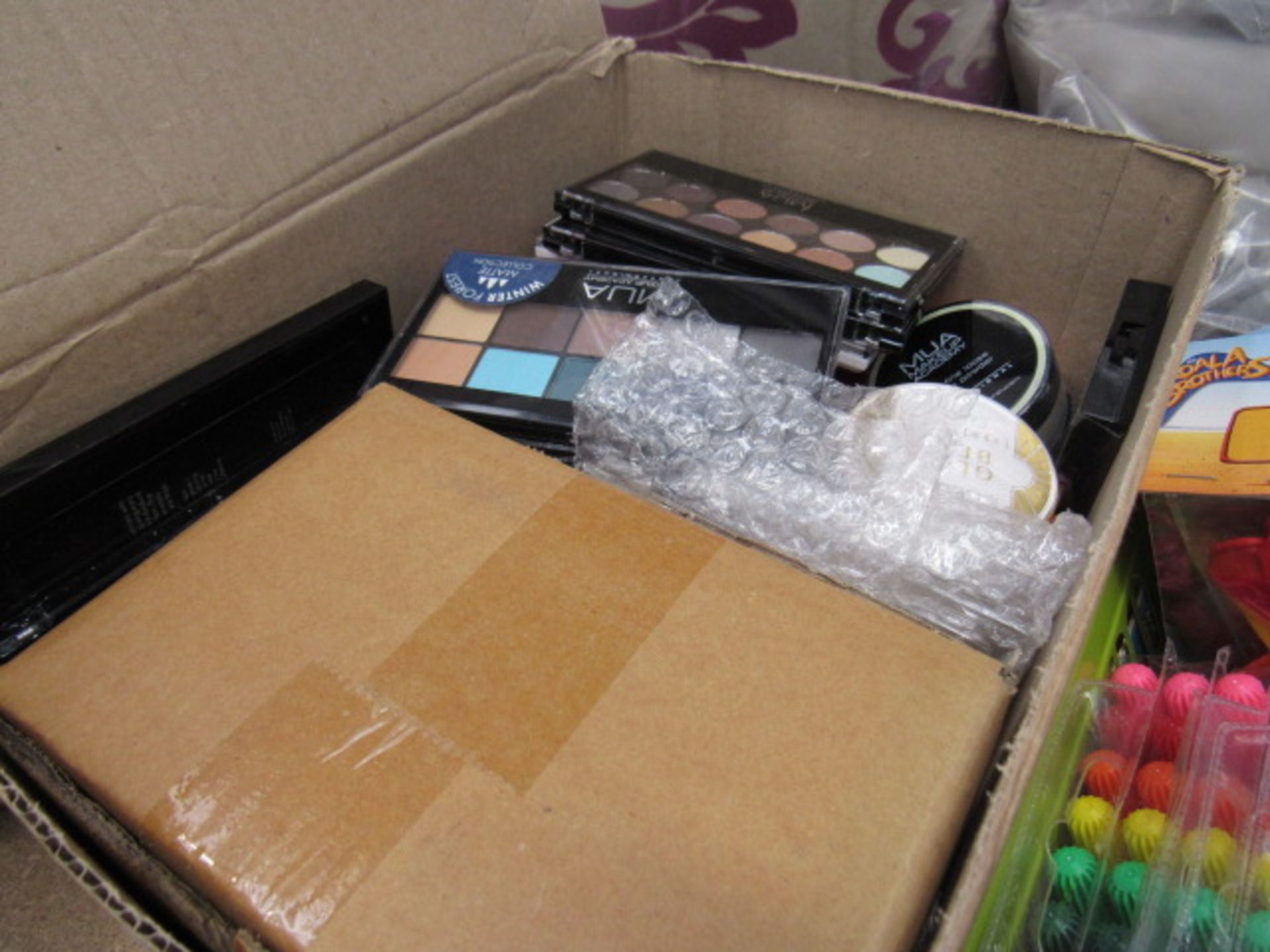 Box containing various makeup sets, glow bean liquid highlights, etc