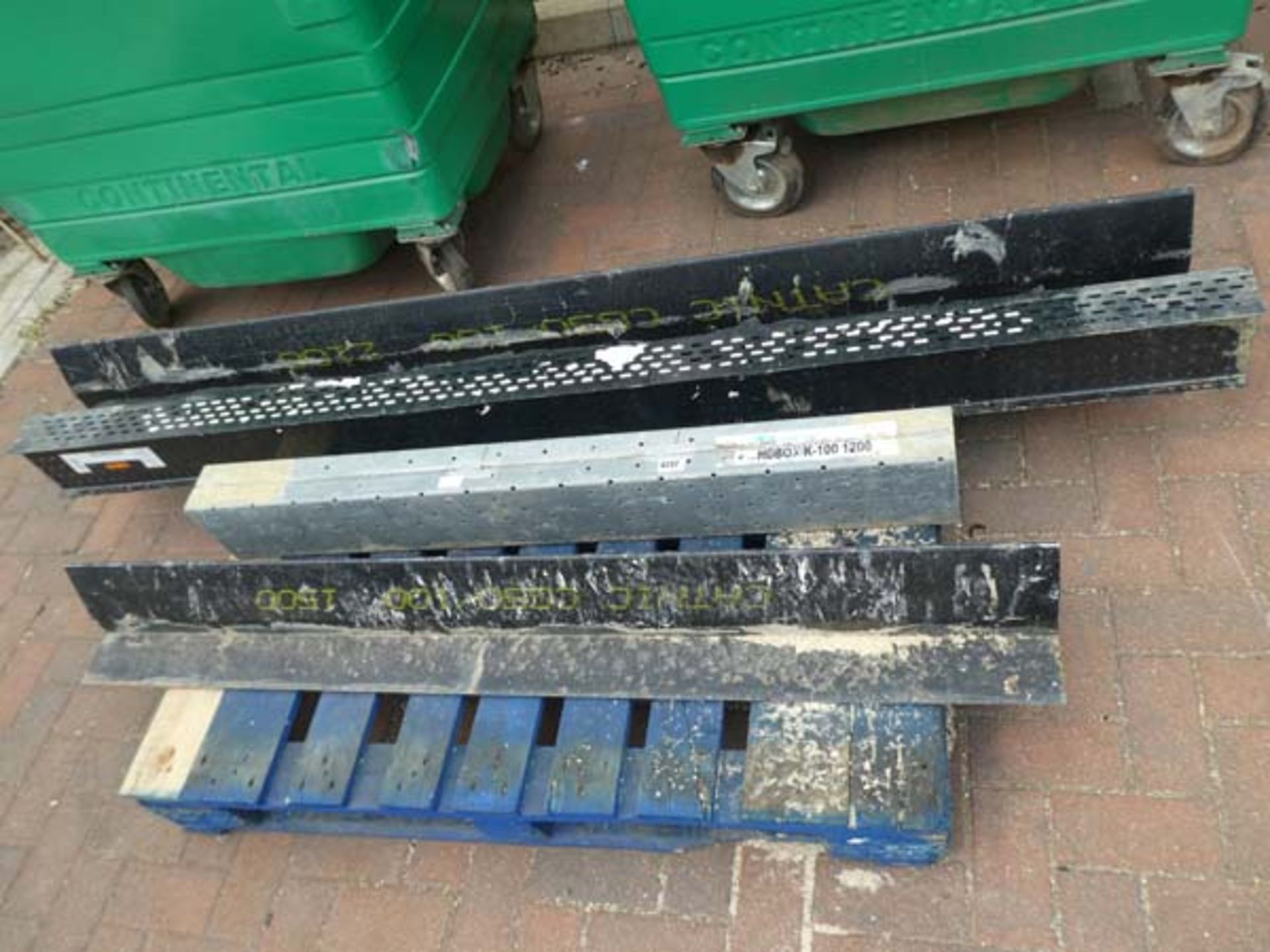 4 assorted steel lintels