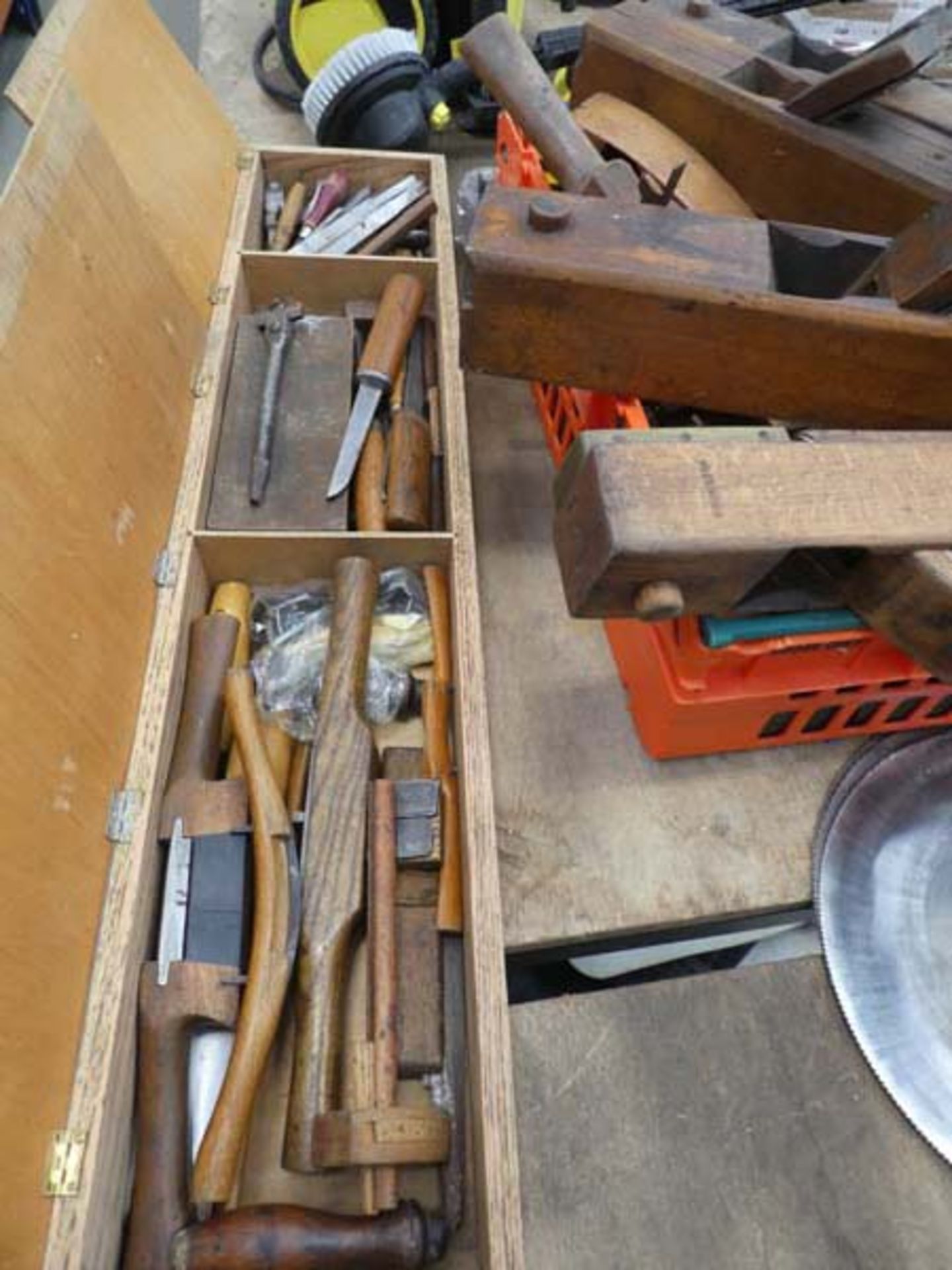 Large plastic basket with wooden planes and a wooden box of assorted tools - Image 2 of 2