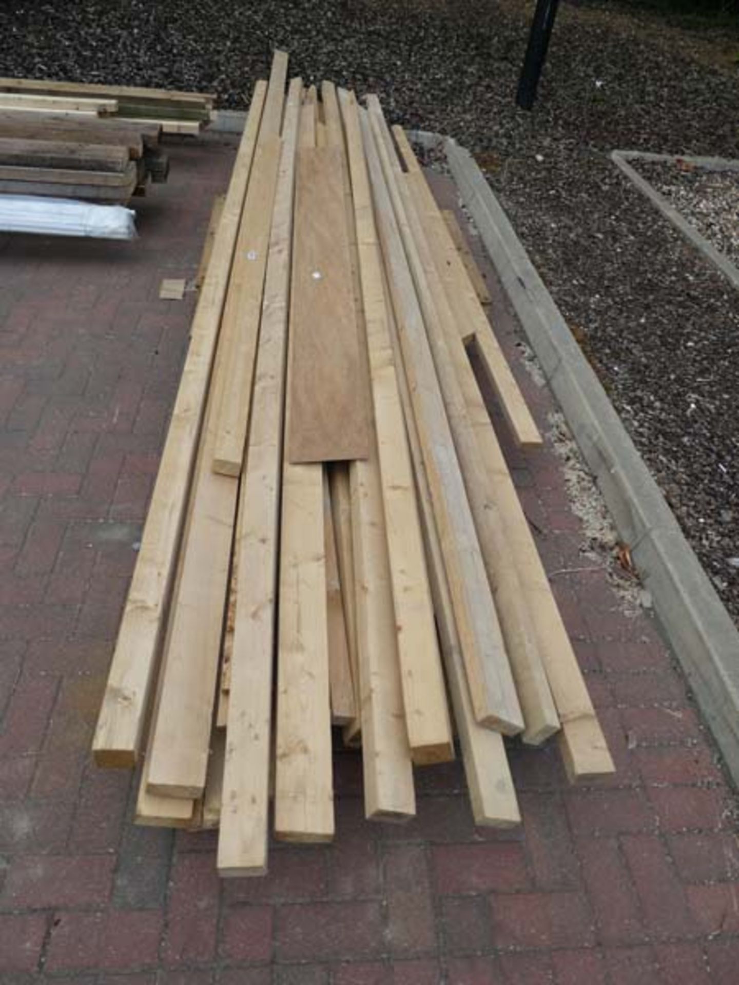 4186 Large pallet of assorted long lengths of timber