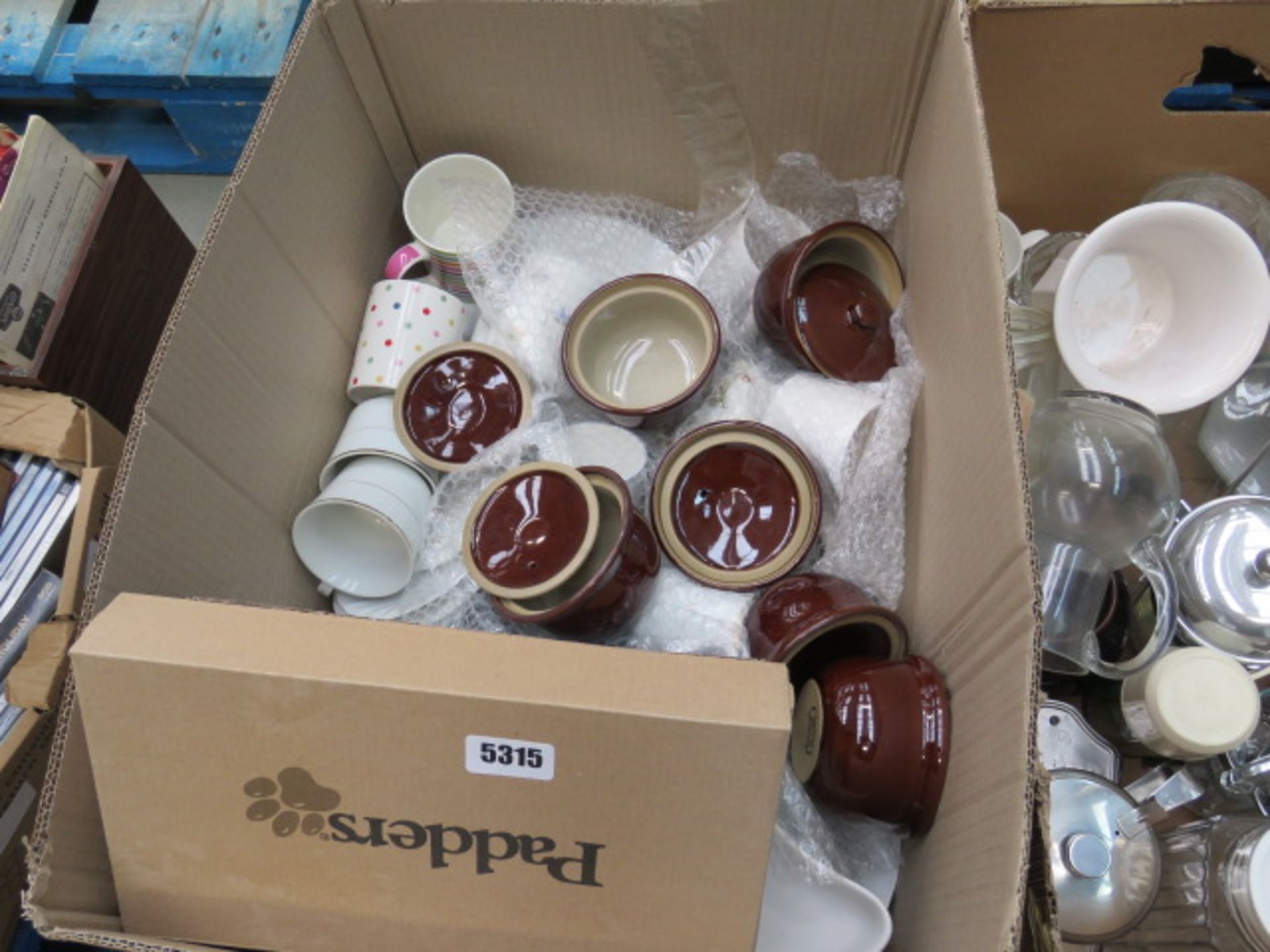 Pallet with large quantity of household crockery, glassware, bathroom towels, and cutlery sets - Image 2 of 4