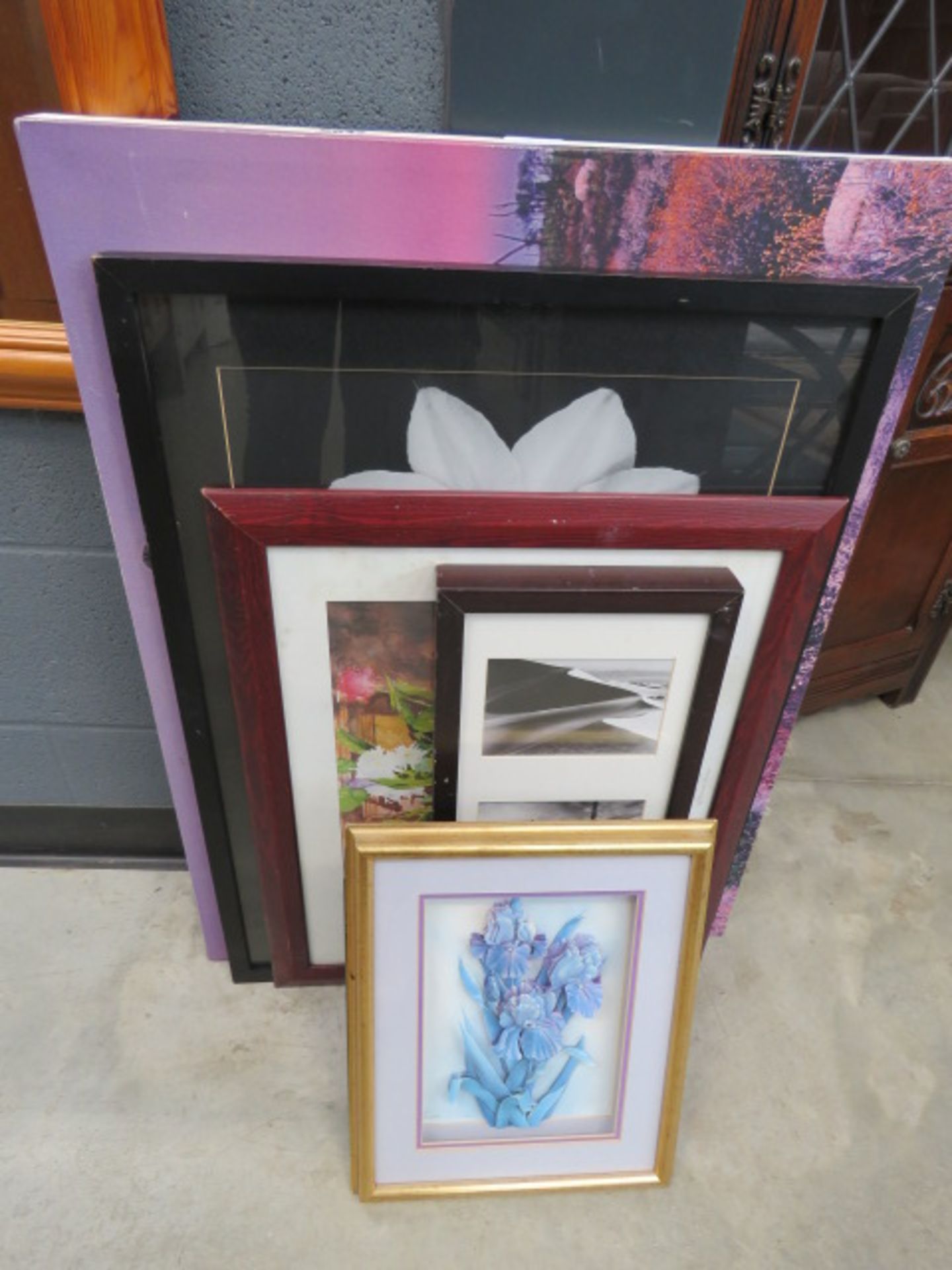 Quantity of modern botanical wall hangings, photogaphic prints, still life with flowers, and