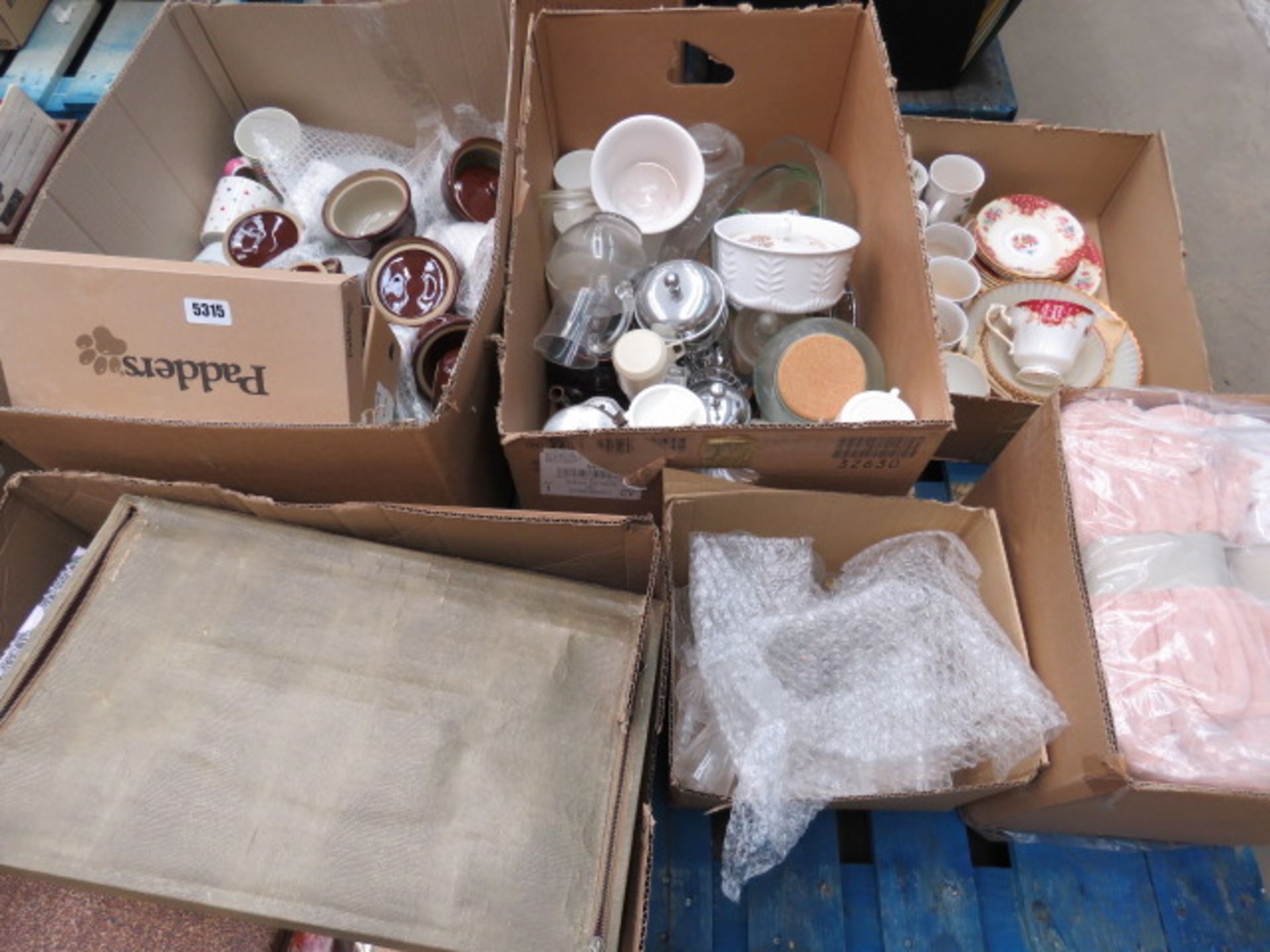 Pallet with large quantity of household crockery, glassware, bathroom towels, and cutlery sets
