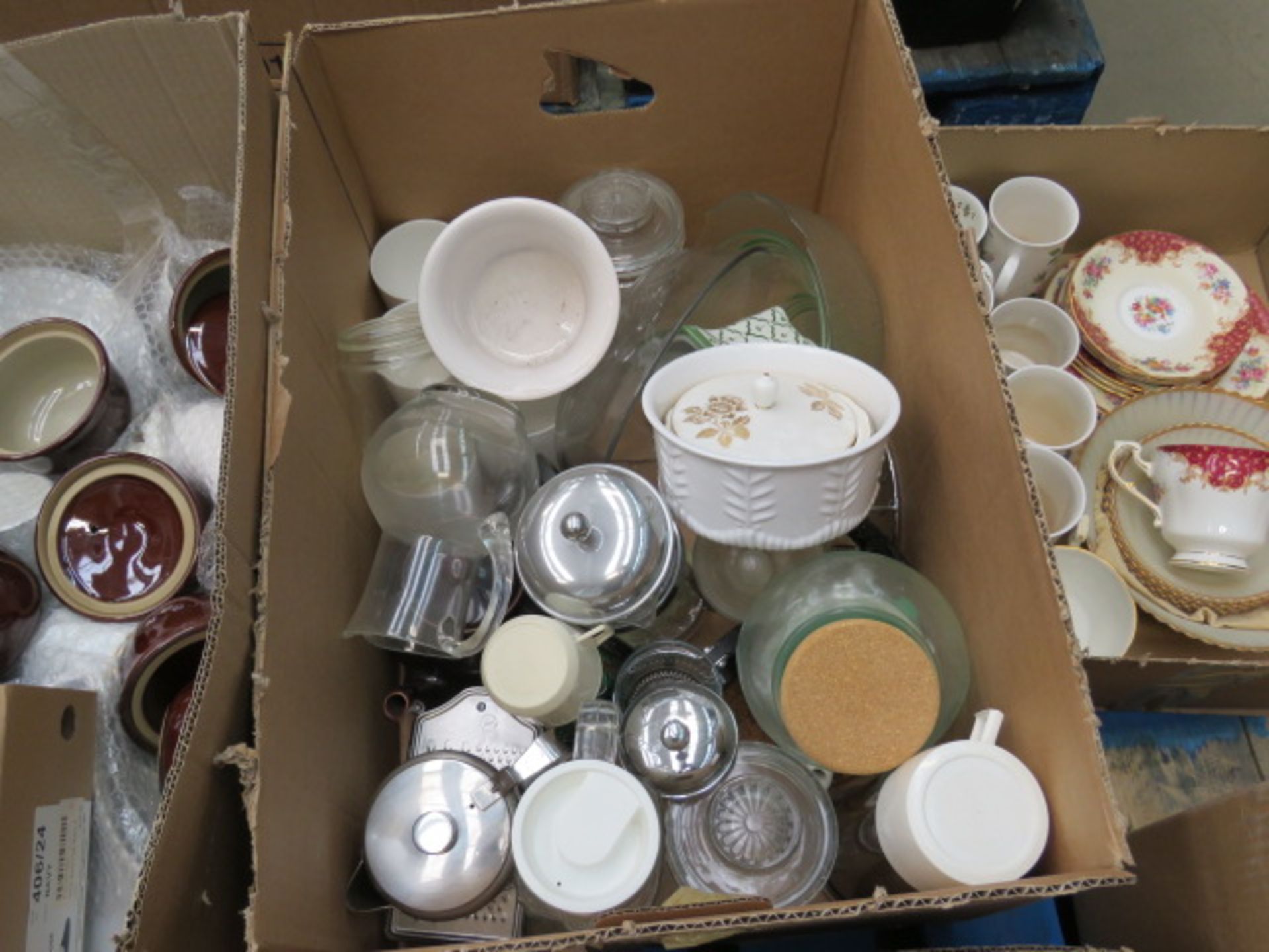 Pallet with large quantity of household crockery, glassware, bathroom towels, and cutlery sets - Image 3 of 4