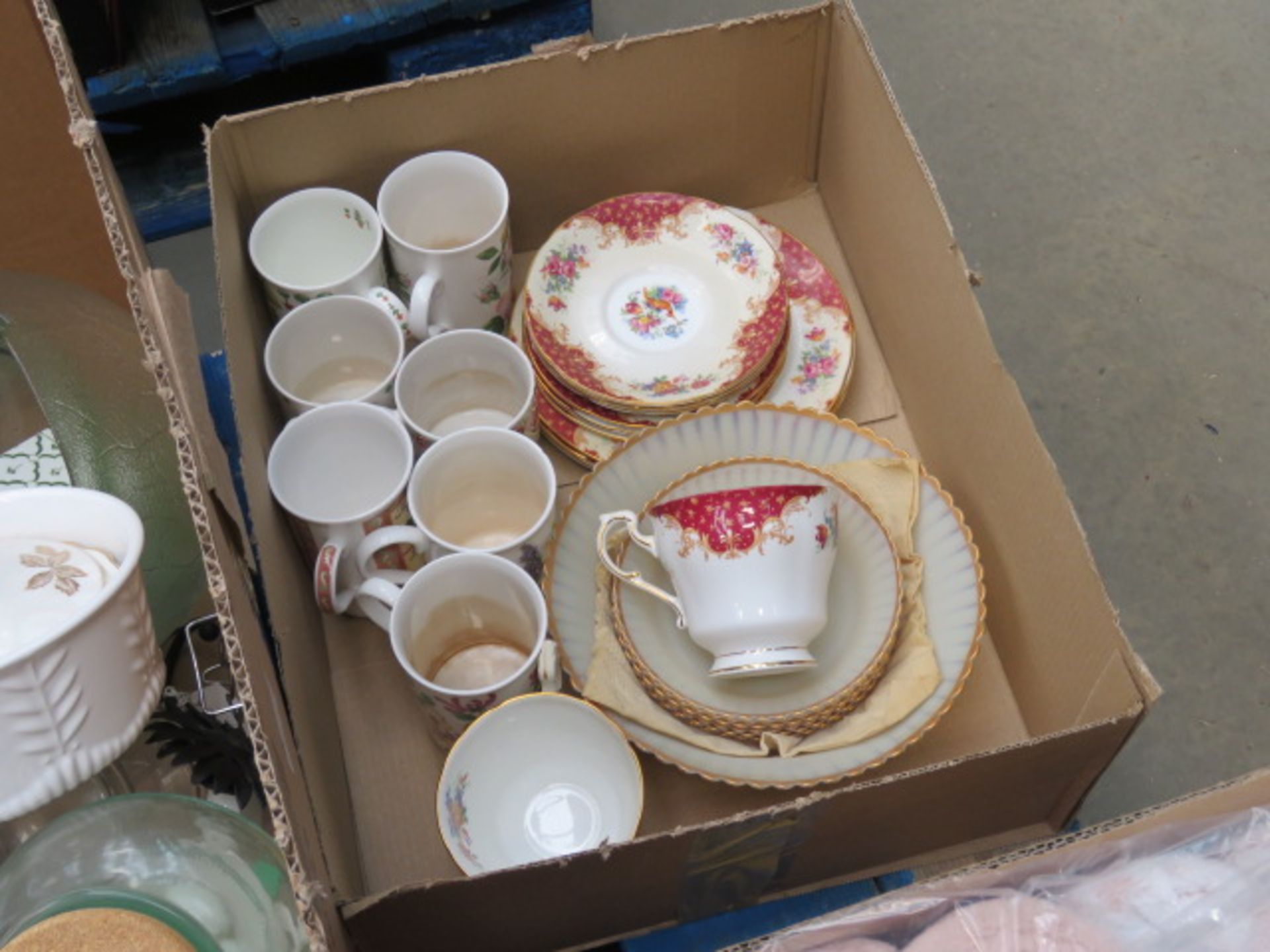 Pallet with large quantity of household crockery, glassware, bathroom towels, and cutlery sets - Image 4 of 4