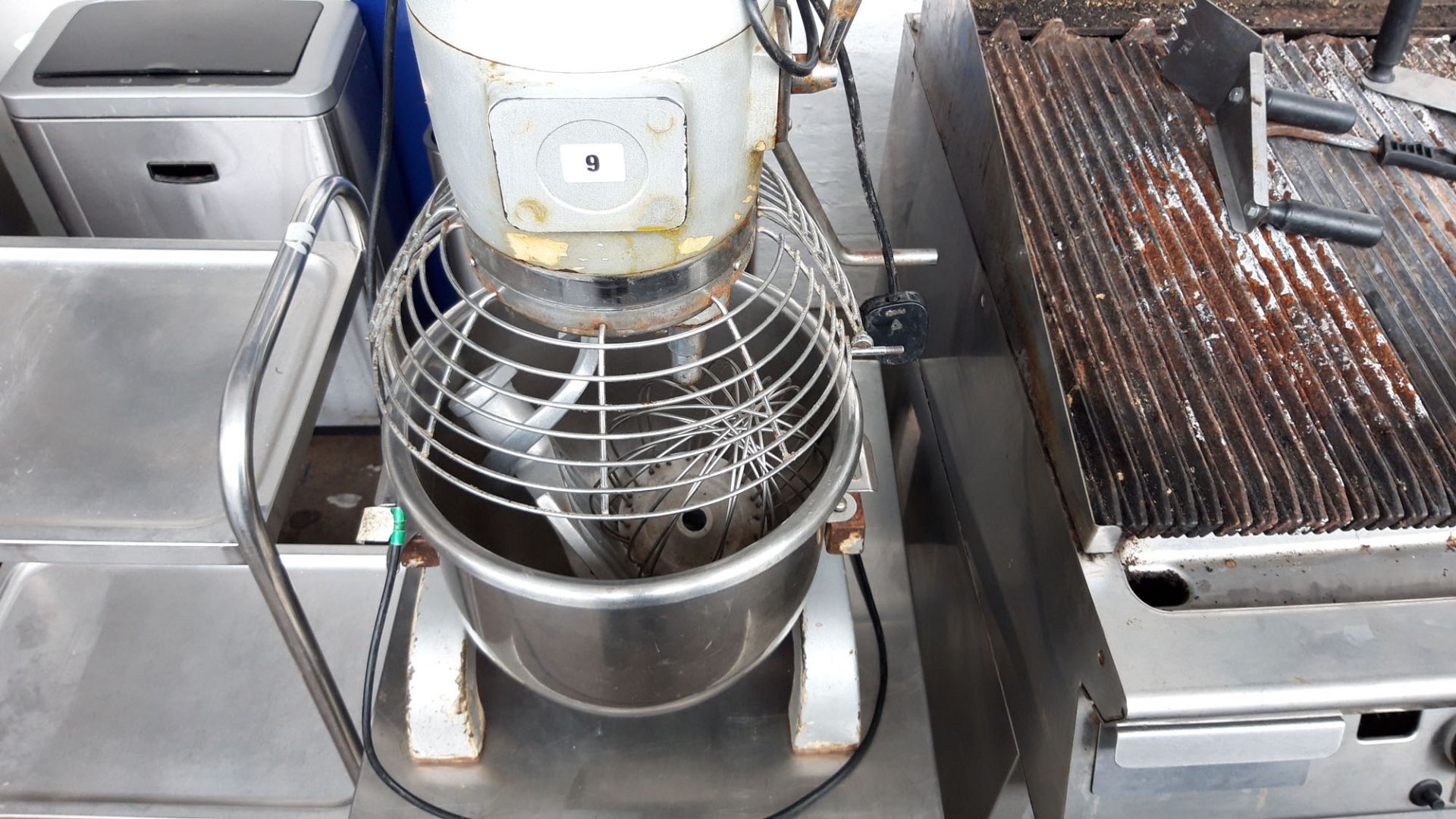 TN66 - 20qt mixer with bowl, 3 attachments on mobile table - Image 3 of 3