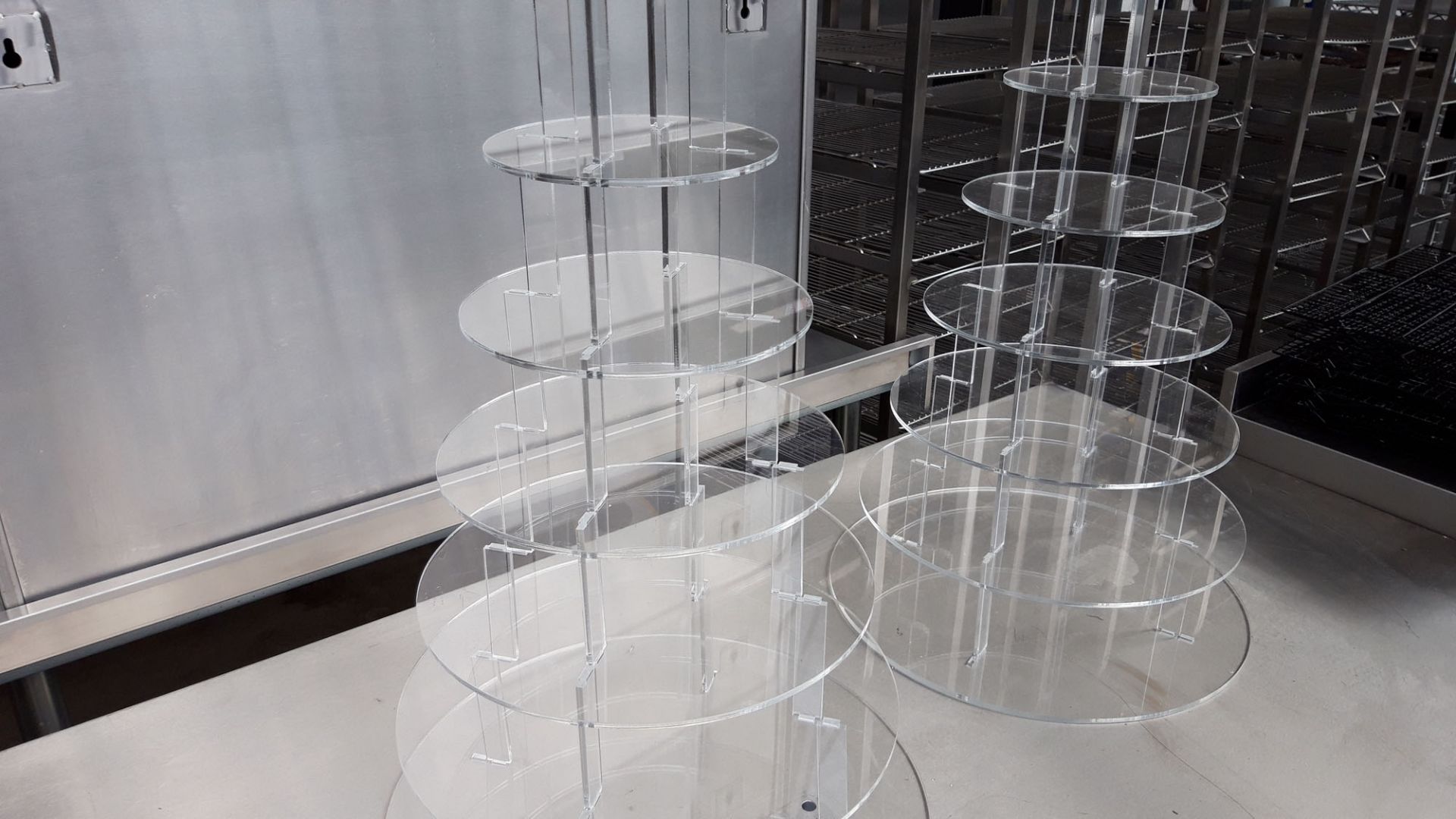 3 65cm 7 tier plastic cake stands - Image 2 of 2
