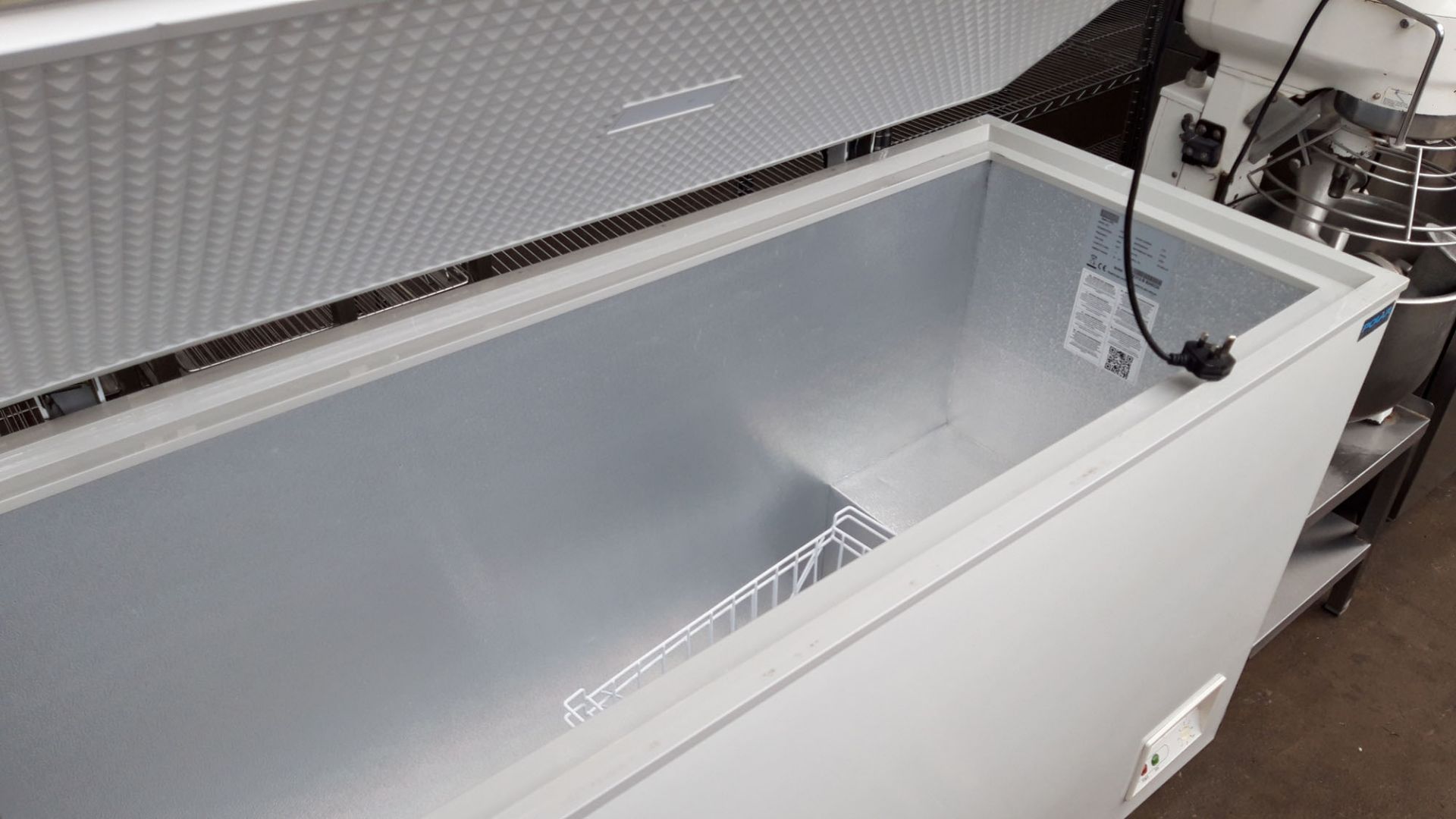 TN73 - 160cm Polar CE212-B chest freezer with stainless steel top - Image 2 of 2