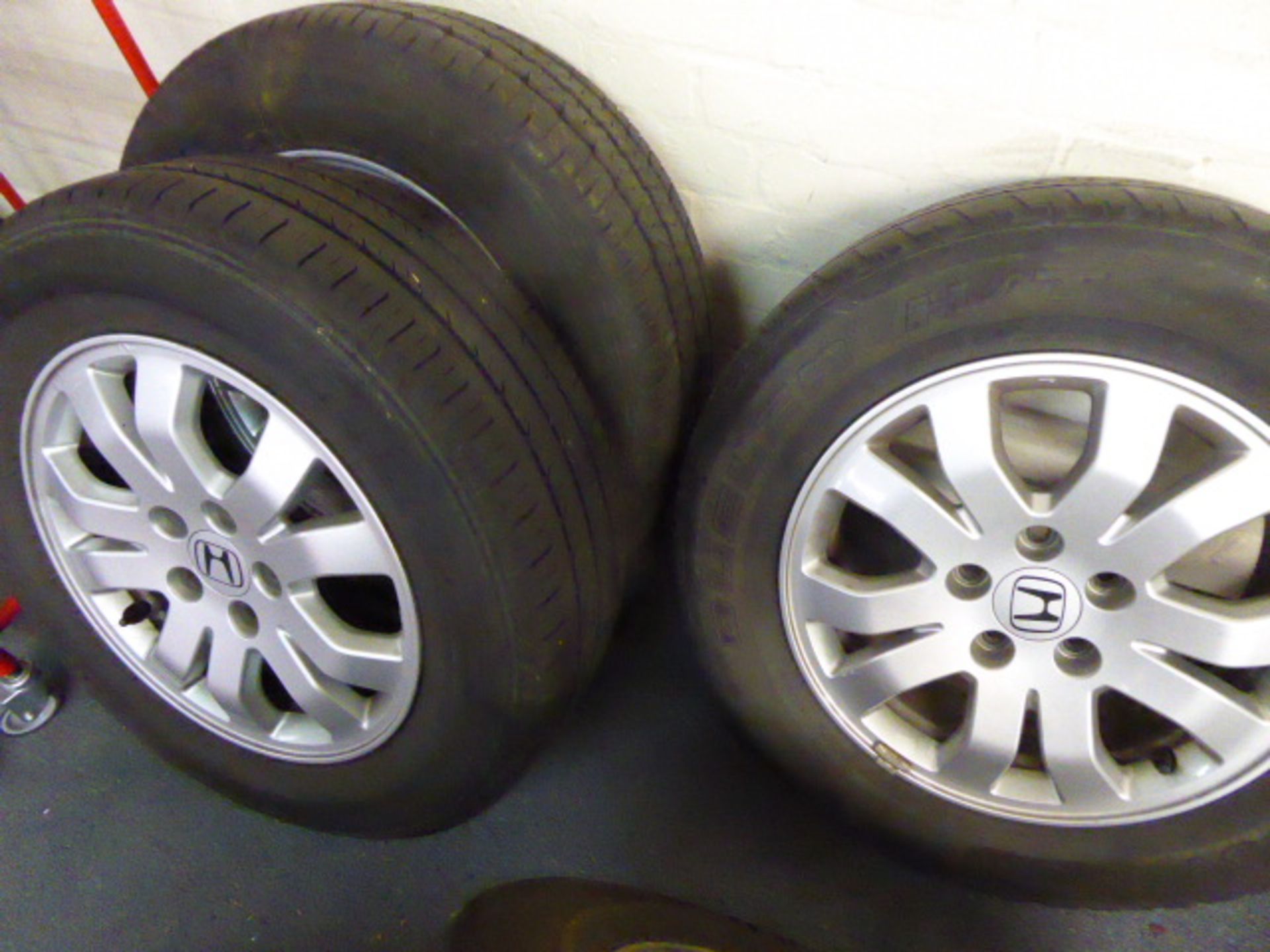 Set of five Honda 16'' alloy wheels with tyres - Image 3 of 3