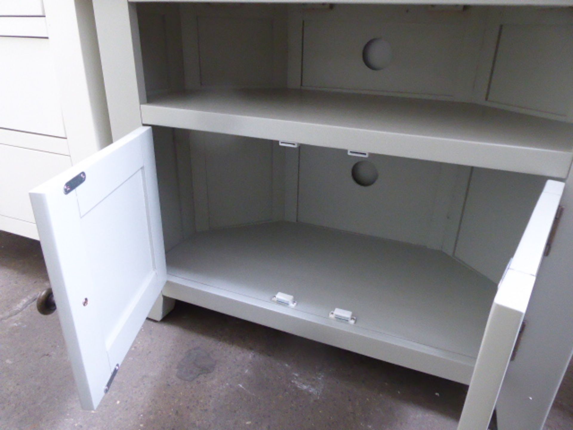 Grey painted oak top corner TV unit with shelf and double door cupboard, 80cm wide - Image 3 of 3