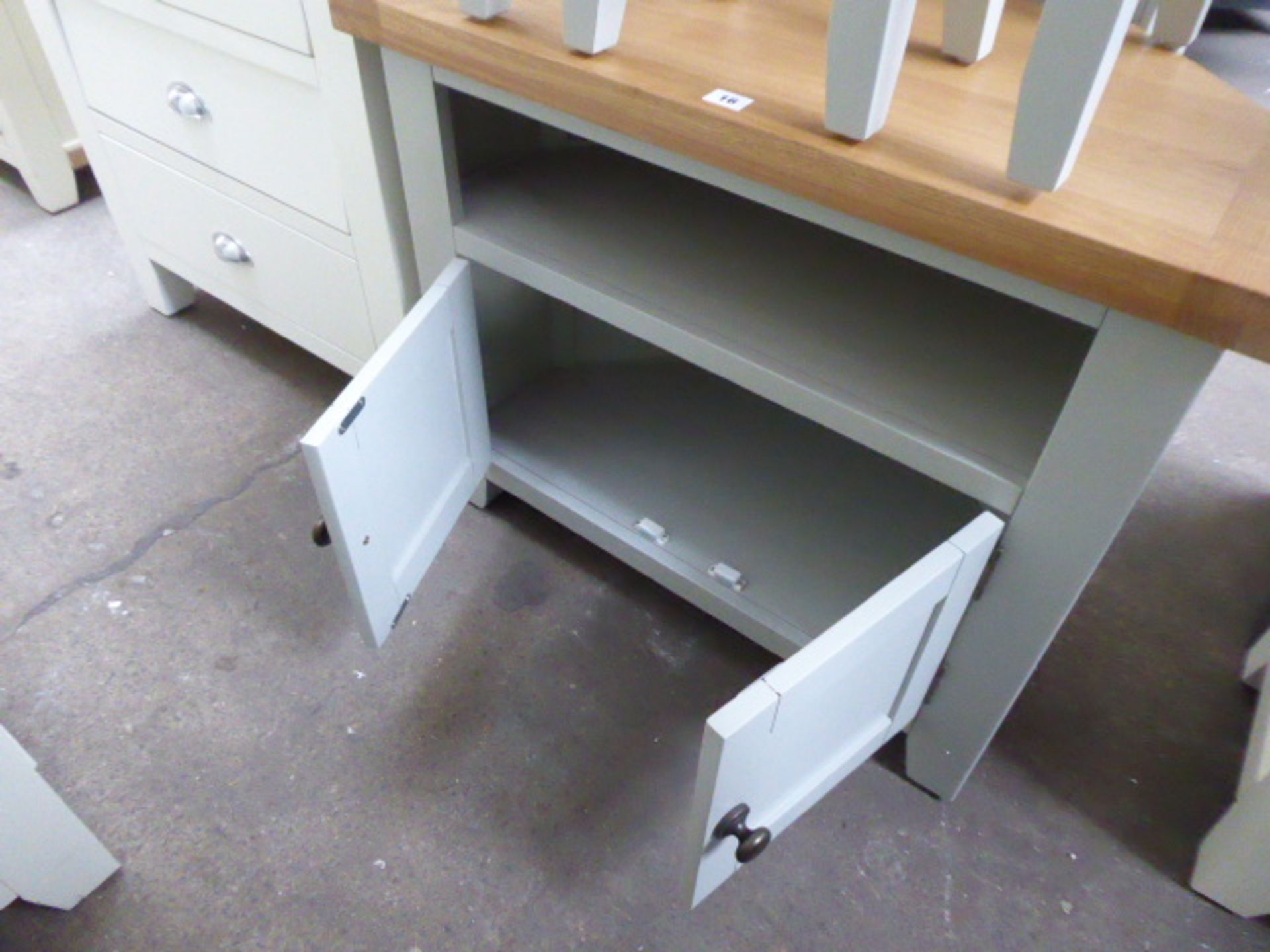 Grey painted oak top corner TV unit with shelf and double door cupboard, 80cm wide - Image 2 of 3