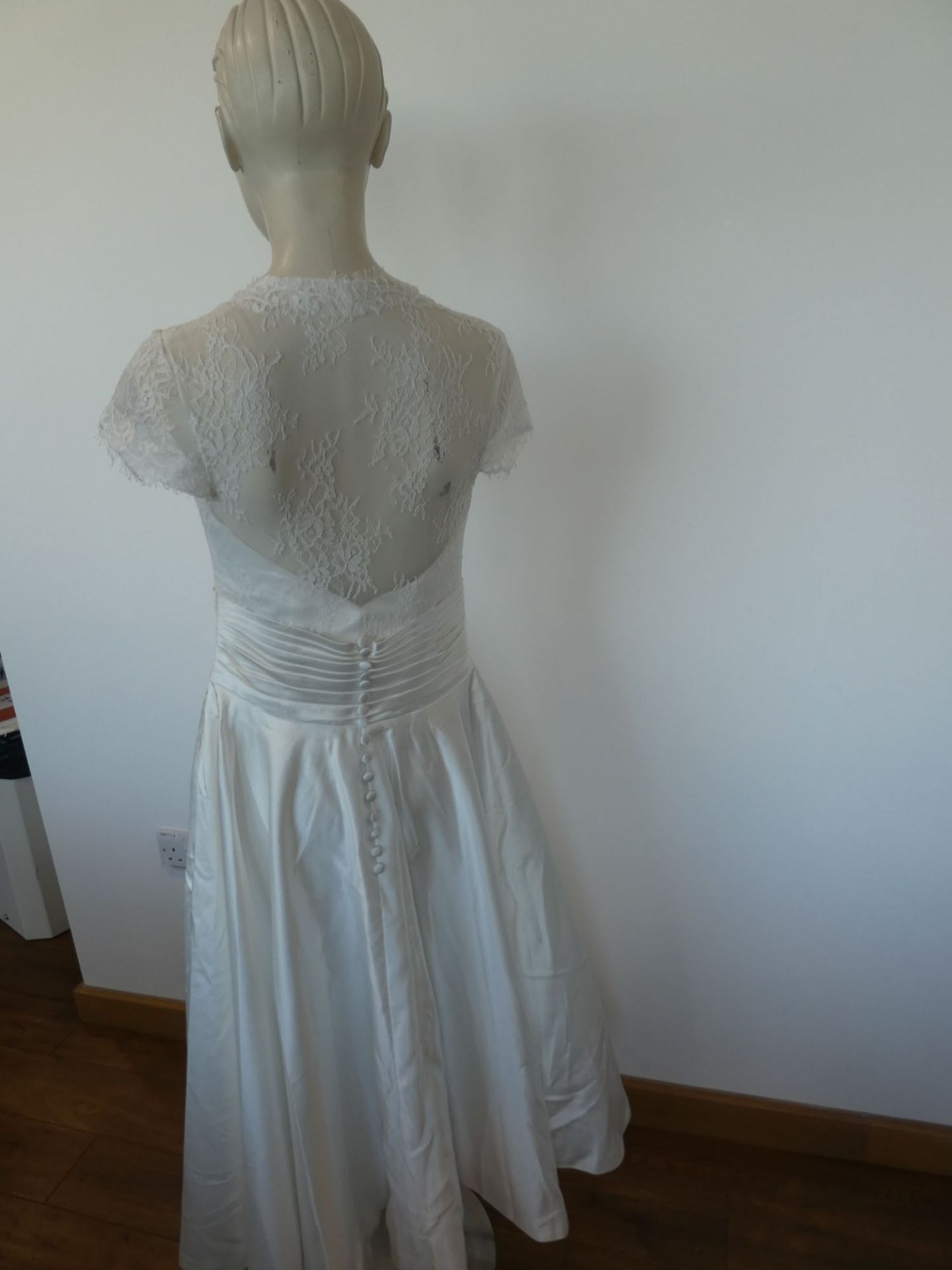 Ladies lace top wedding dress in white size S - Image 2 of 2