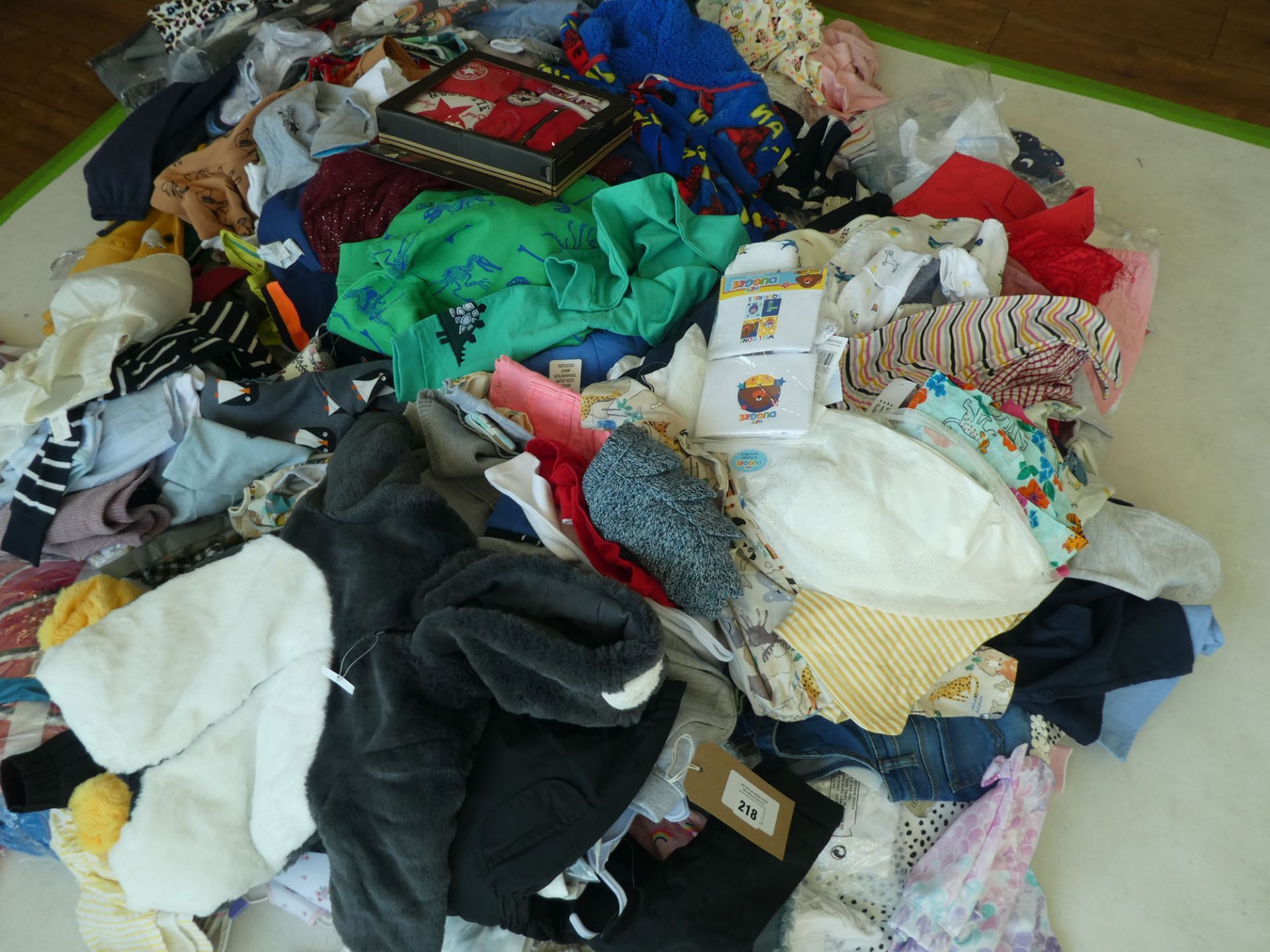 Half a stillage of children's clothing (under 4 years old) - approximately 295 items - Image 2 of 2