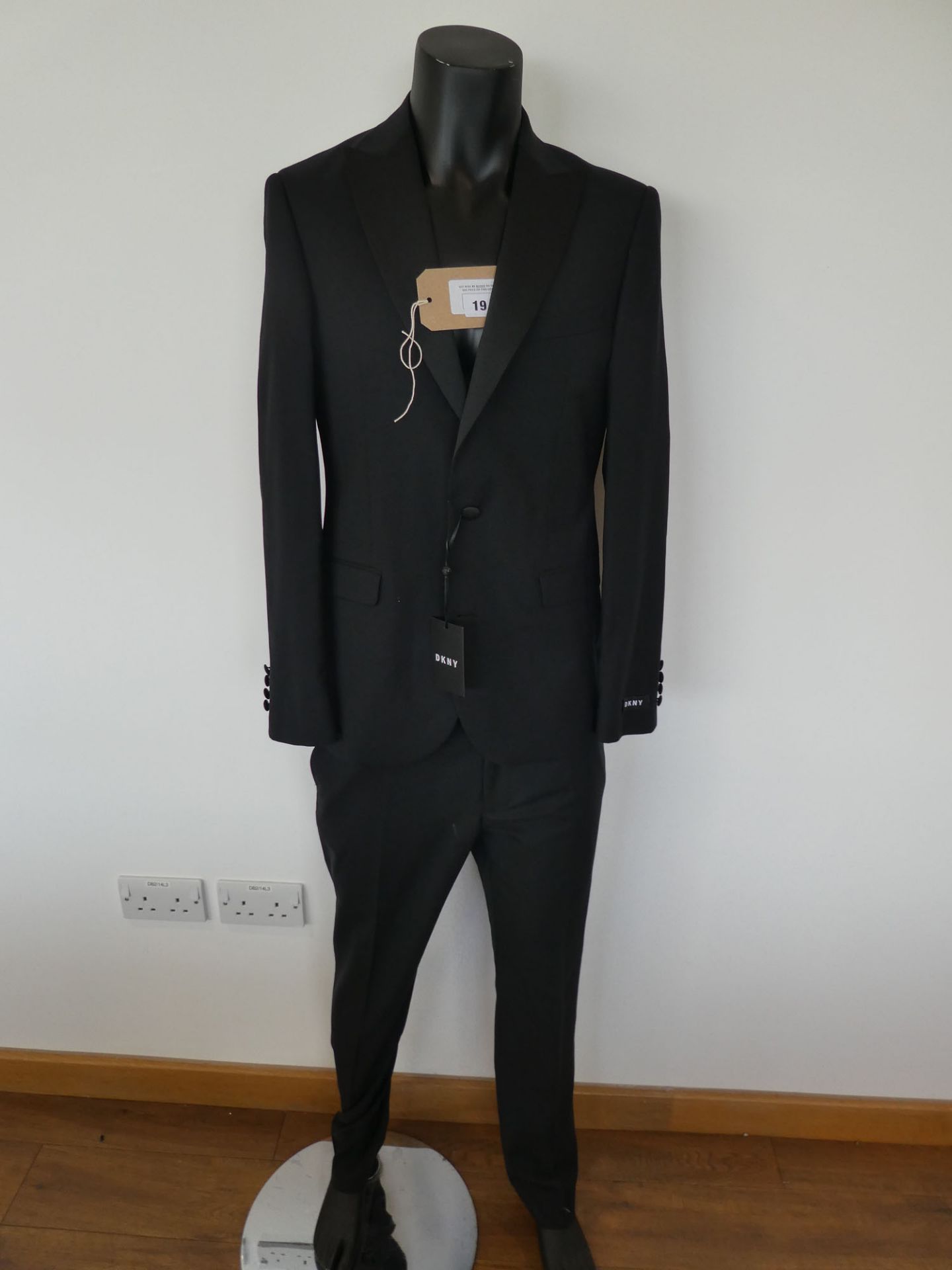 DKNY men's dress suit in black size jacket 40R / trousers 34R