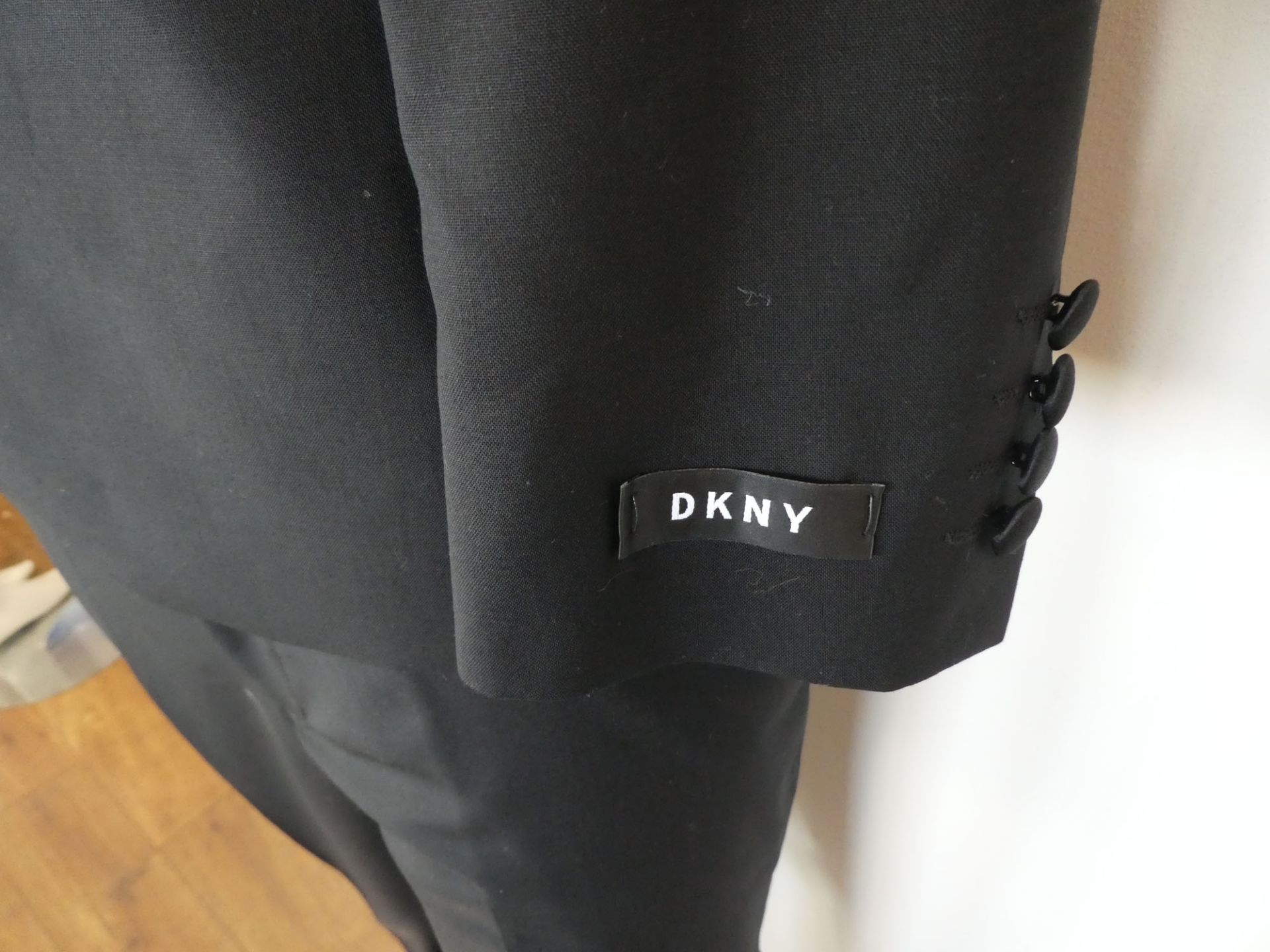 DKNY men's dress suit in black size jacket 40R / trousers 34R - Image 2 of 3