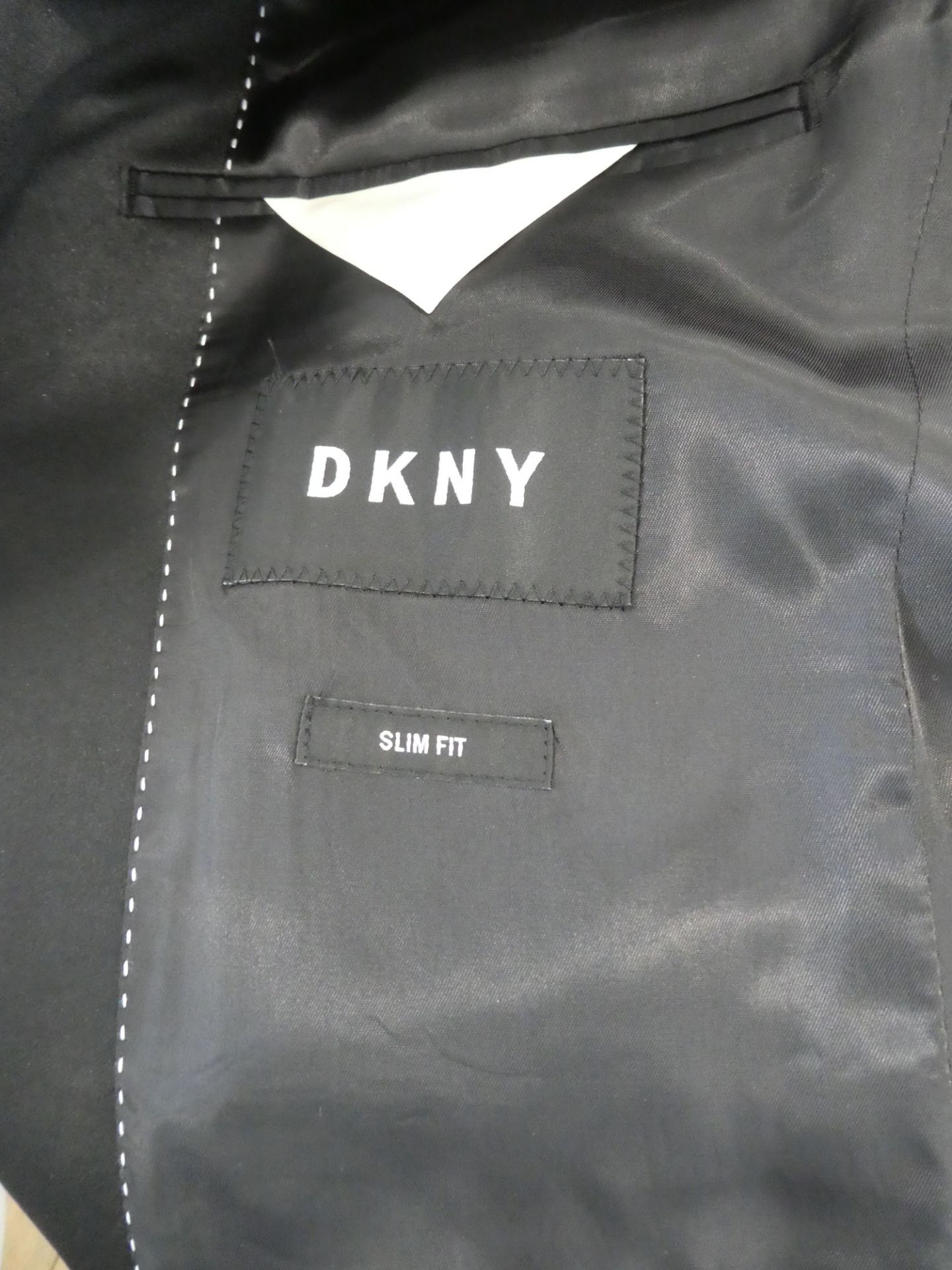 DKNY men's dress suit in black size jacket 40R / trousers 34R - Image 3 of 3