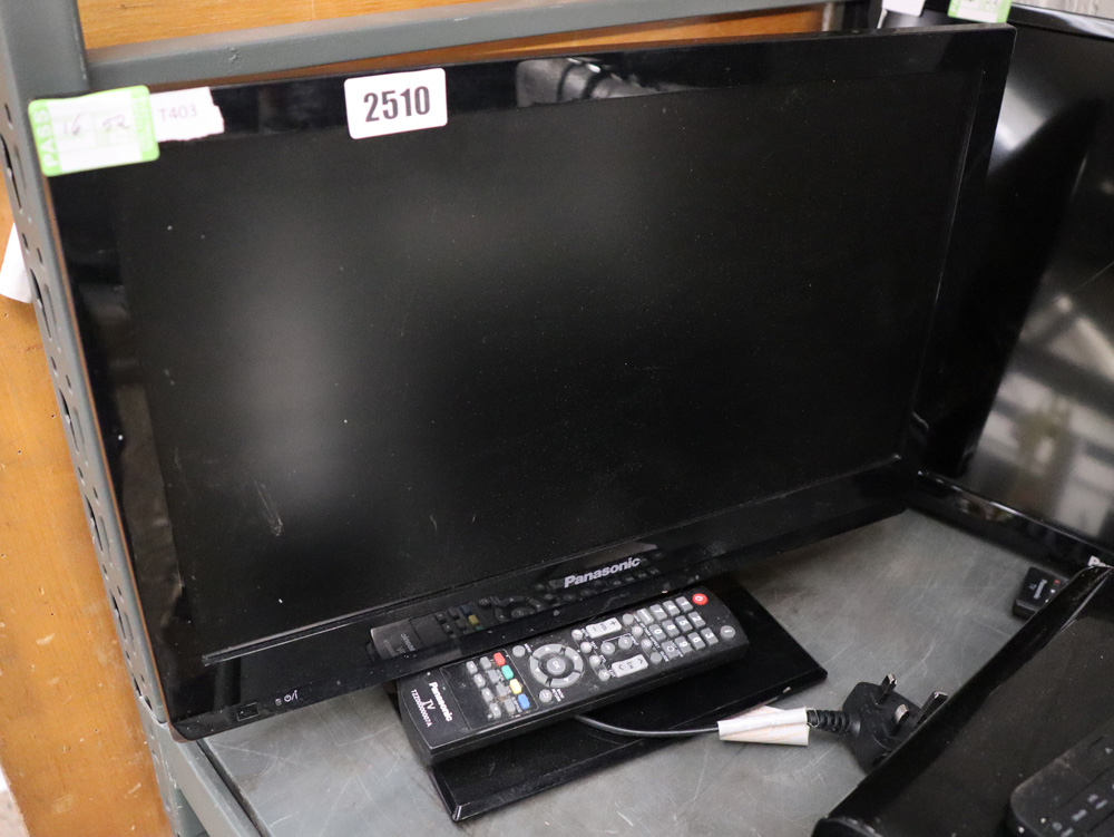 (52) Panasonic 19'' TV with remote