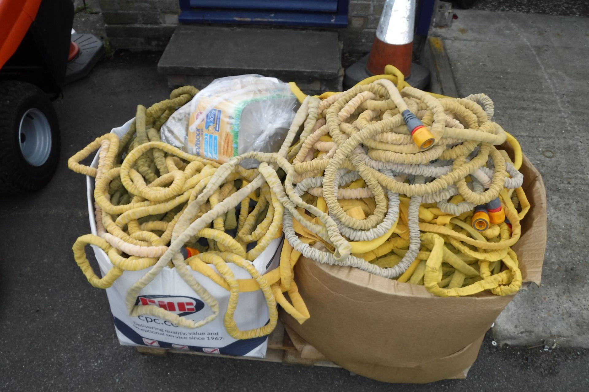 (1171) 2 boxes of Hozelock expanding hose pipe