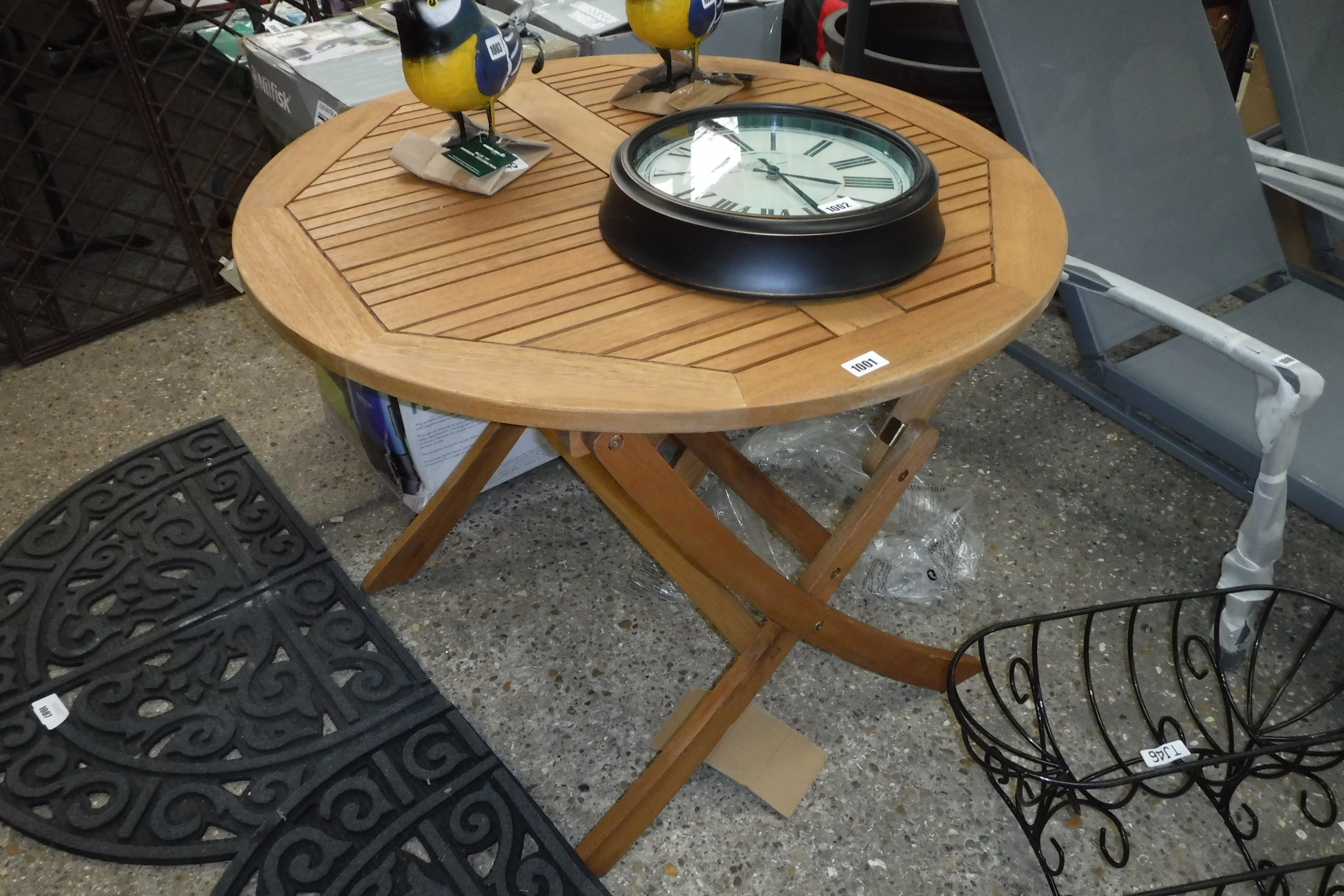 Teak circular garden table