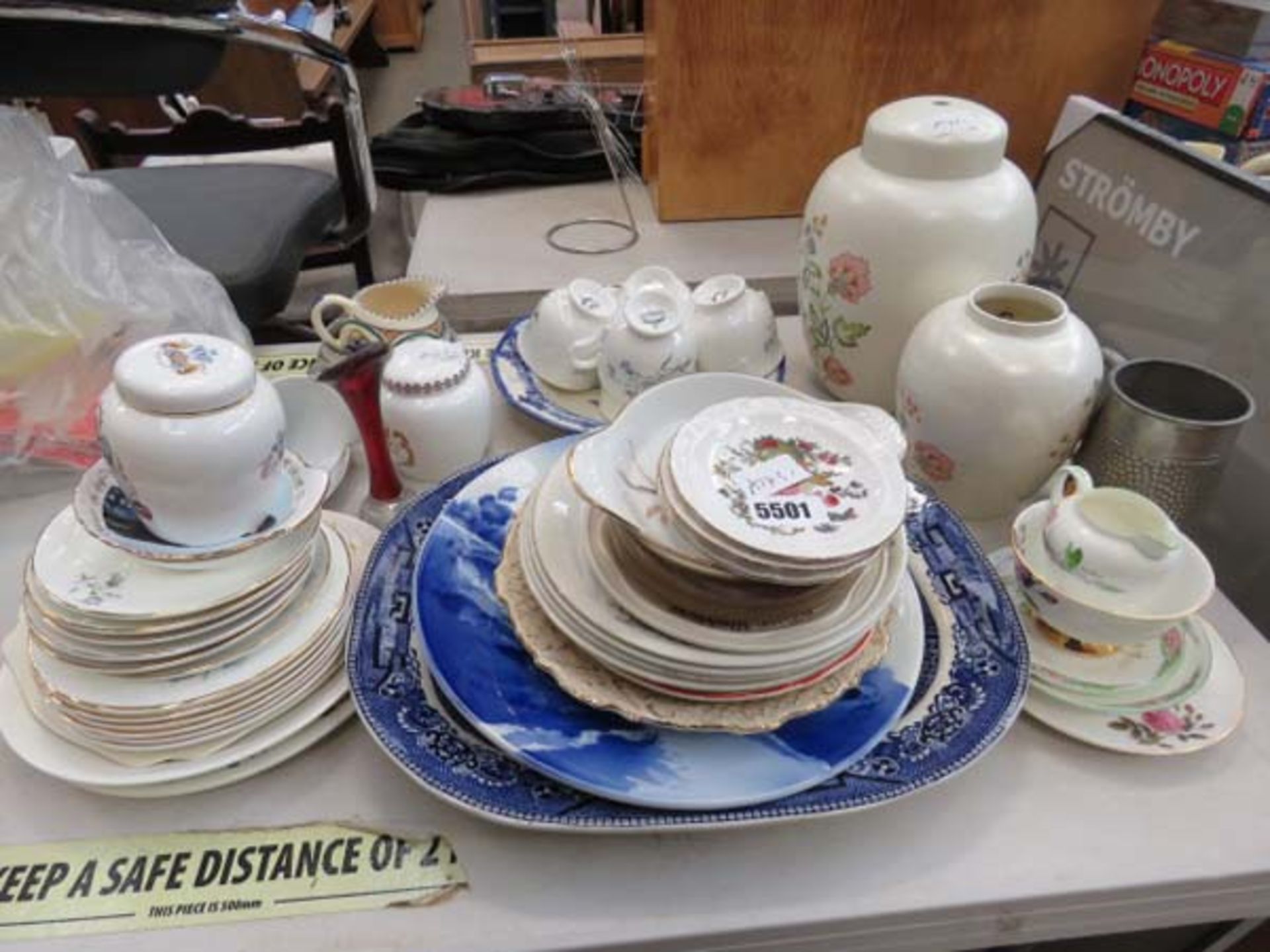 Quantity of crockery and china to incl. blue and whtie meat platter, comemmorative wear, Sadlers