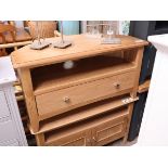 (1) Modern light oak single drawer TV stand