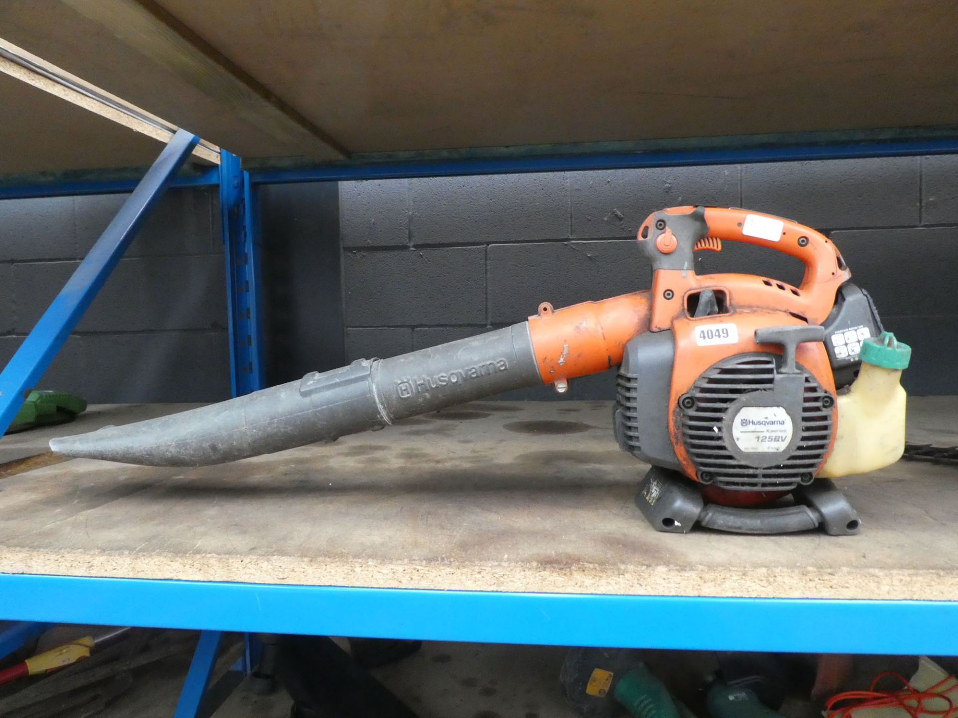 Husqvarana petrol powered leaf blower