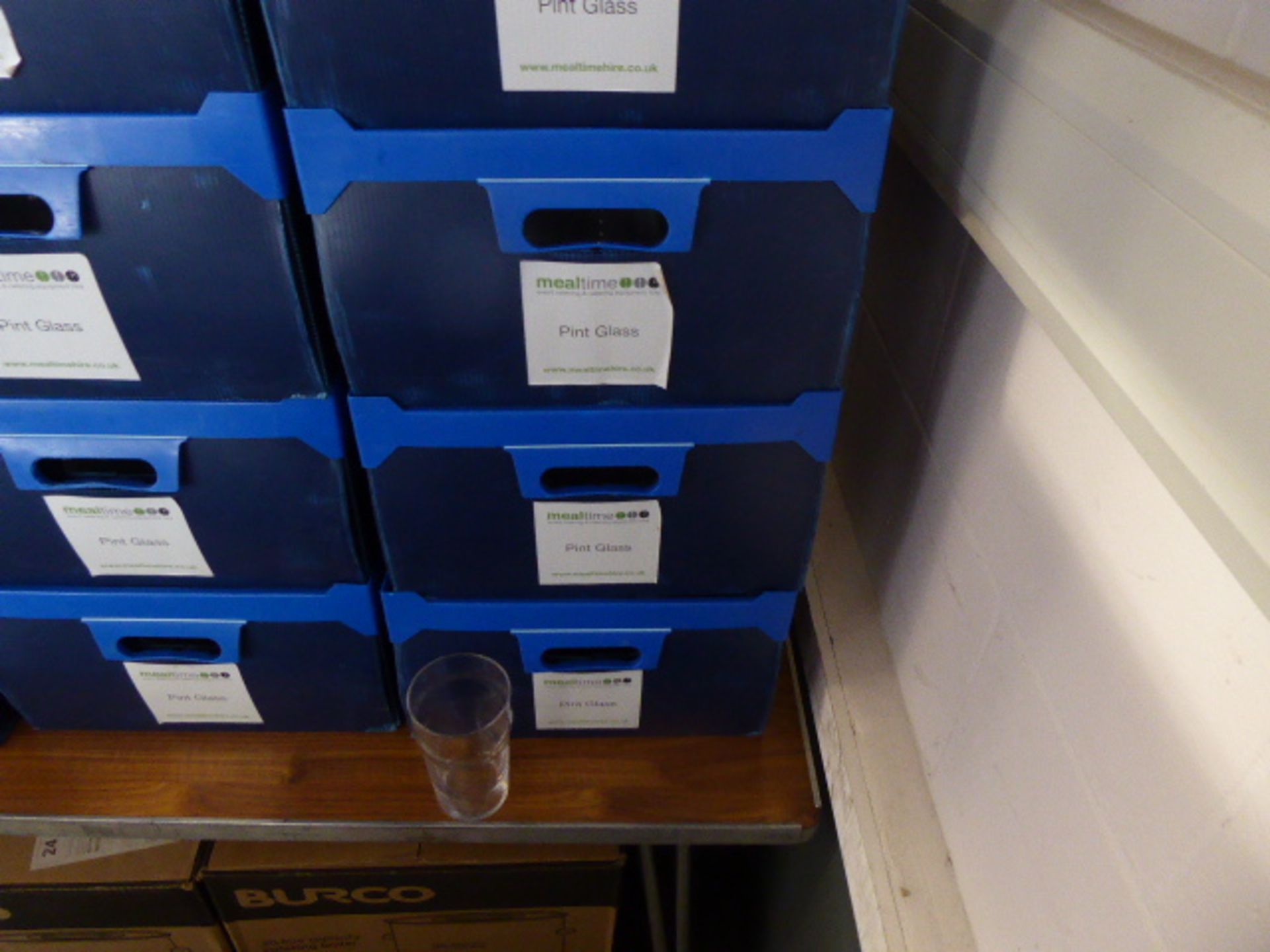 Stack of 6 plastic boxes containing approximately 90 pint glasses - Image 2 of 2