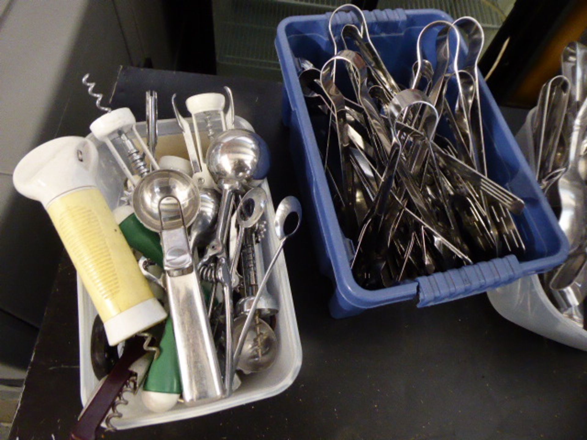4 trays of stainless steel serving tongs, sugars and bar paraphernalia including cork screws and ice - Image 3 of 3