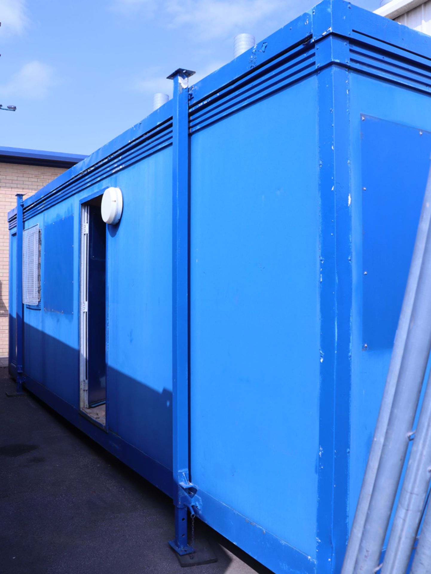 24ft by 8ft 4'' jack leg portable building painted in blue with key included (Contents not included)