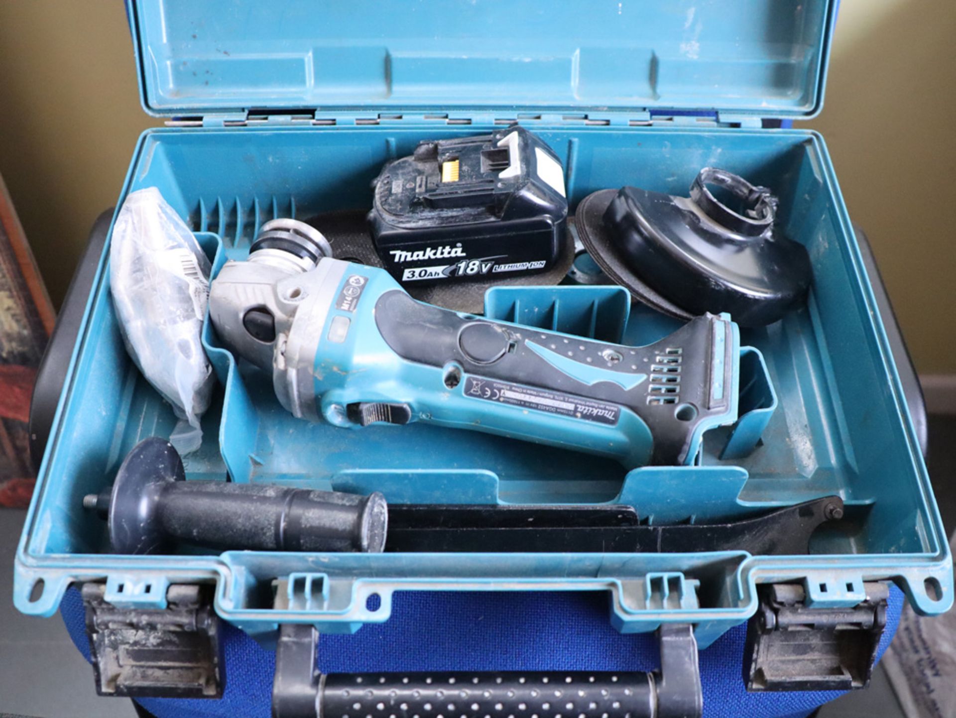 Makita DGA452 battery operated 4.5'' angle grinder (Battery included, no charger)