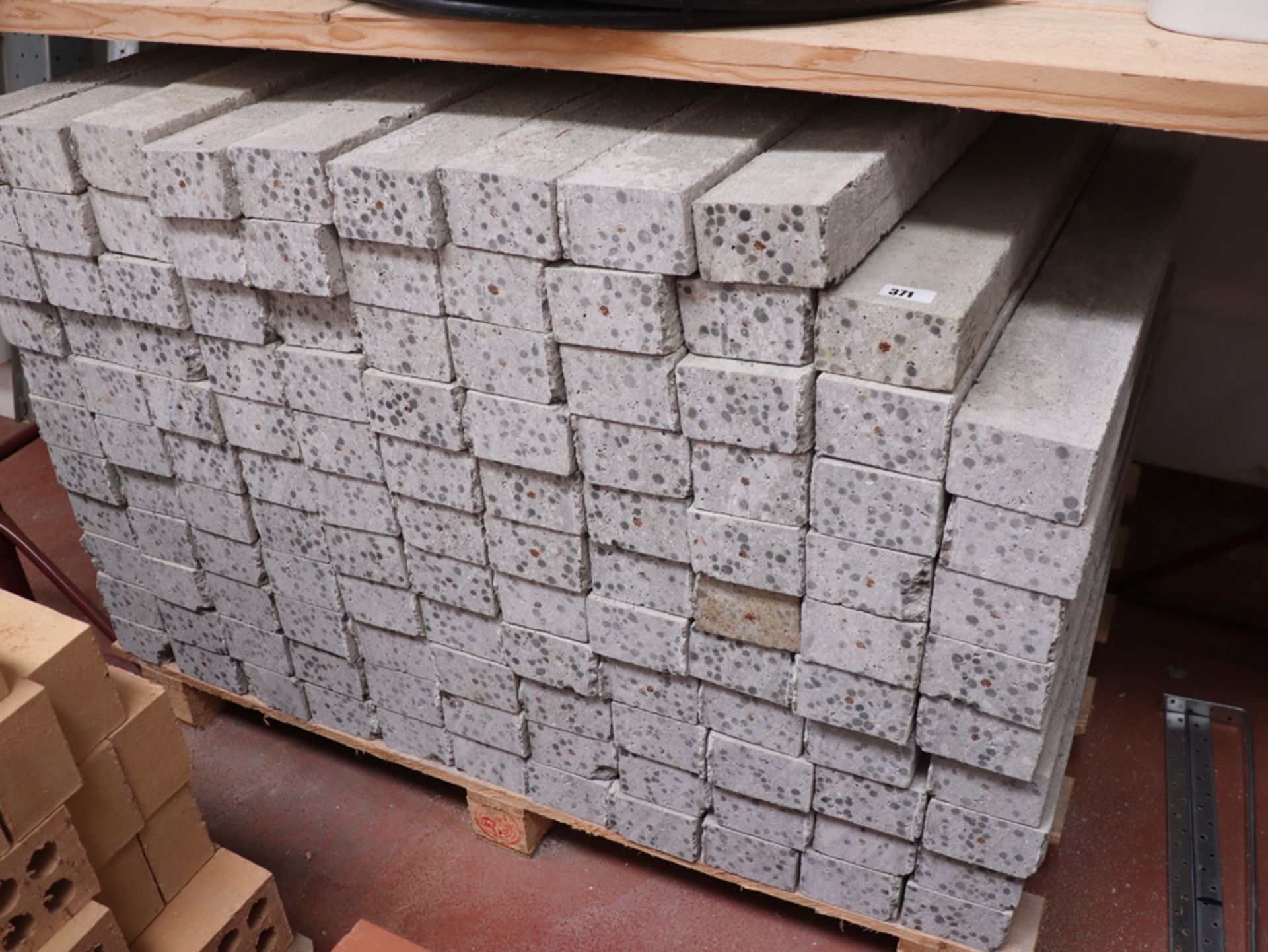 Pallet of 118 concrete lintels, size 900 x 100 x 60