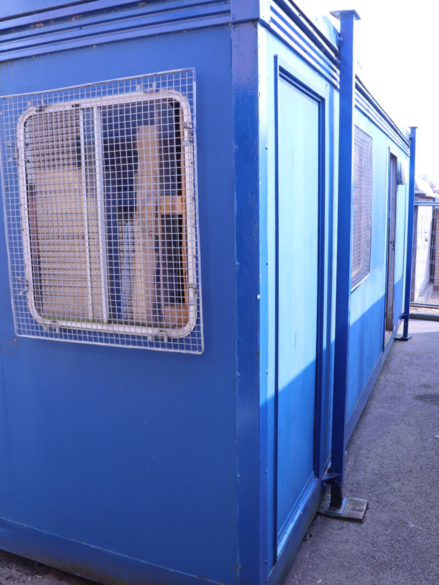 24ft by 8ft 4'' jack leg portable building painted in blue with key included (Contents not included) - Image 2 of 5