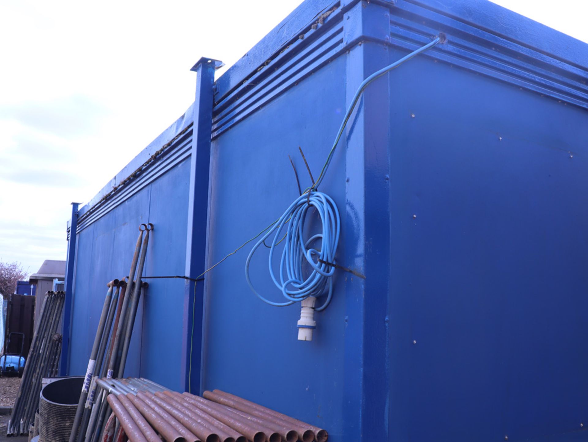 24ft by 8ft 4'' jack leg portable building painted in blue with key included (Contents not included) - Image 3 of 5