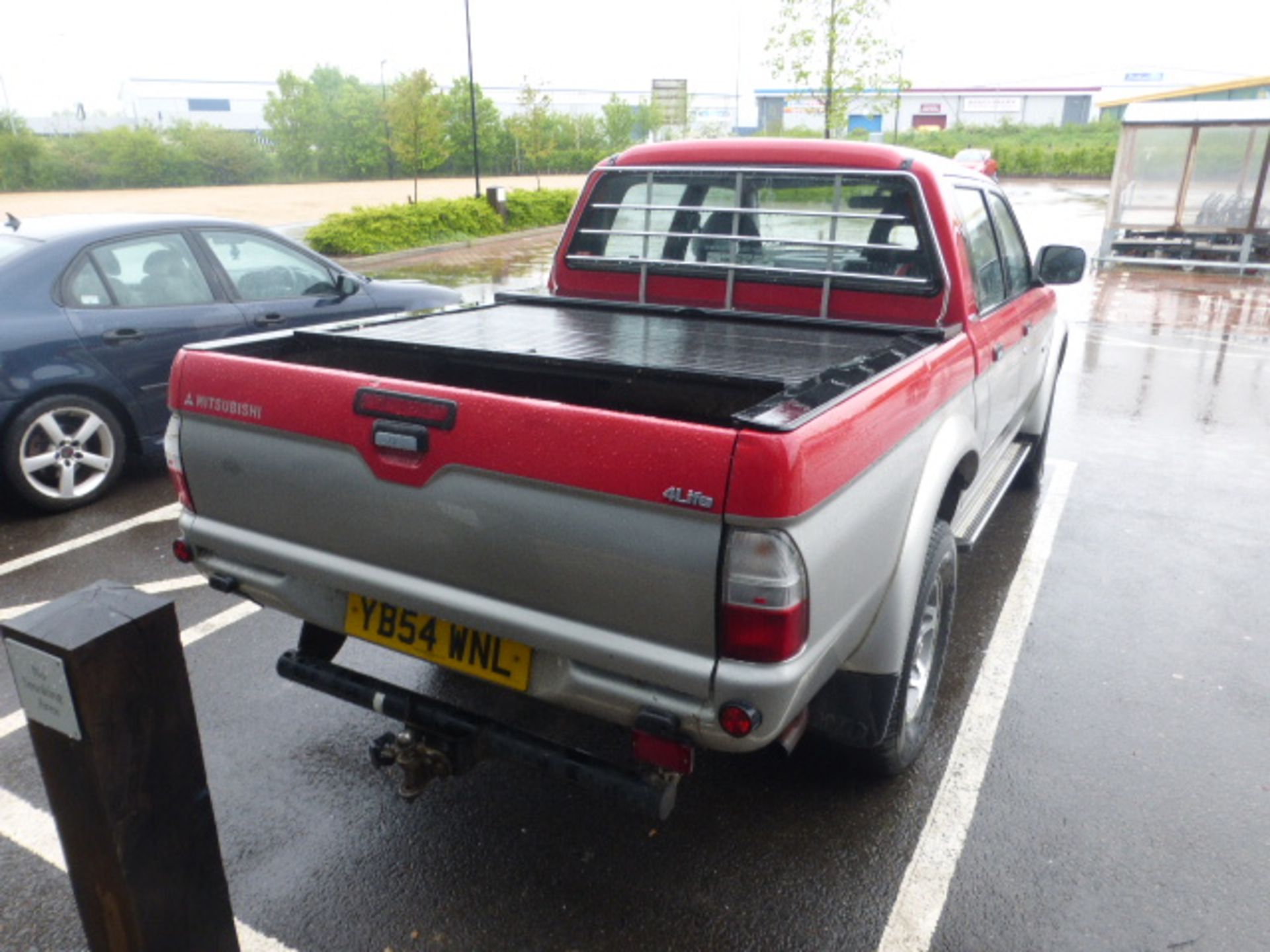 YB54 WNL (2005) Mitsubishi L200 2.5td 4-Life 4WD, 2477cc diesel in red/silver MOT: 14/5/21 - Image 3 of 8