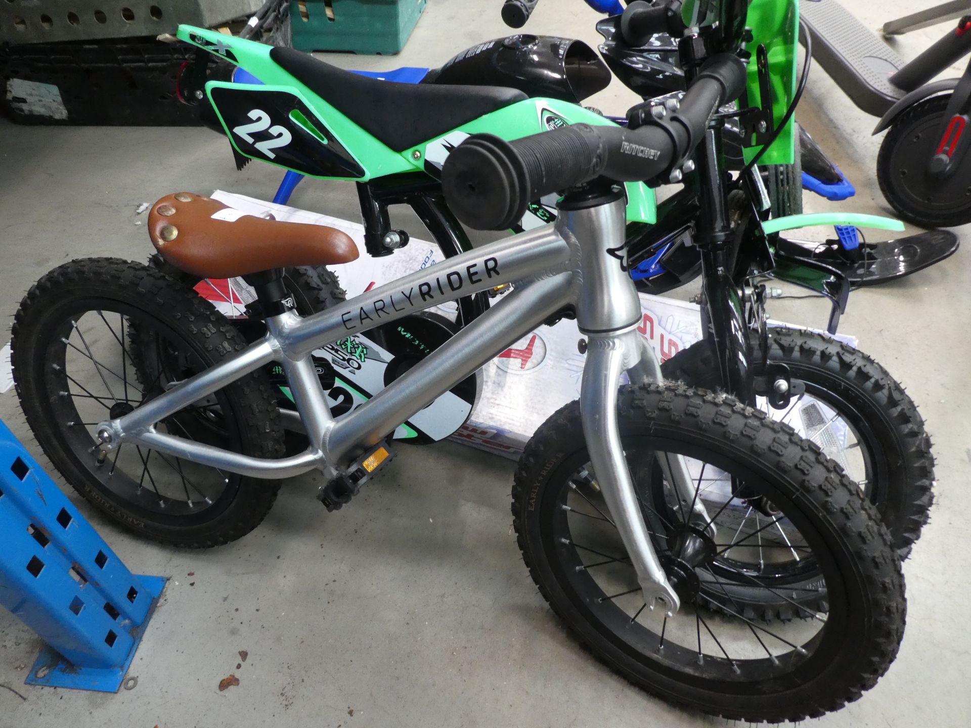 Boxed snow scooter, plastic snow buggy and two small children's bikes - Image 4 of 4