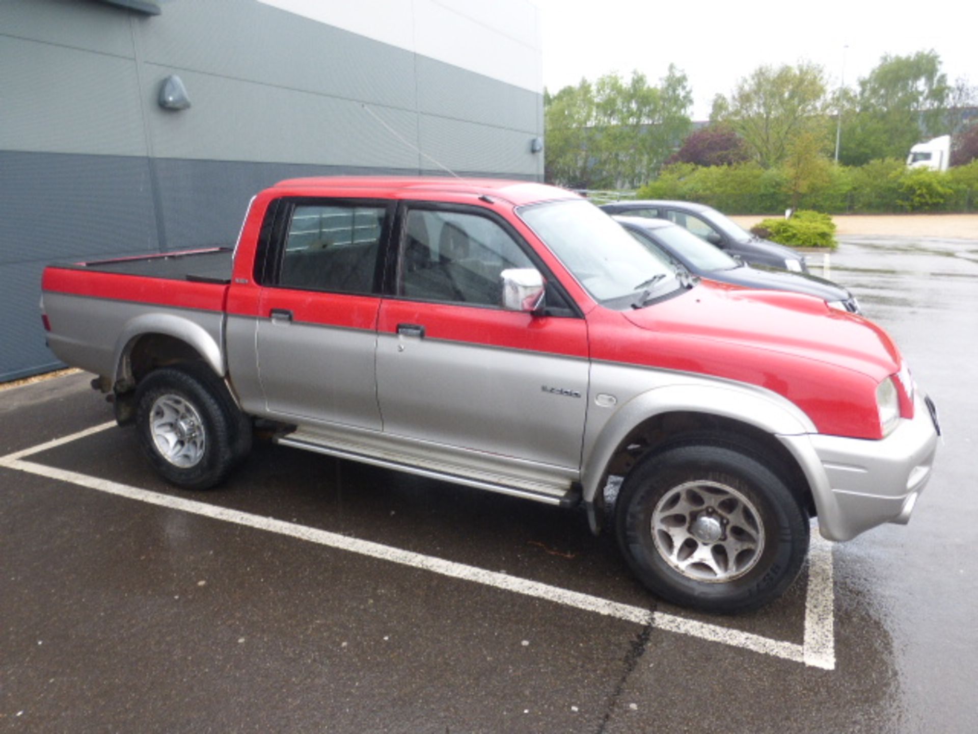 YB54 WNL (2005) Mitsubishi L200 2.5td 4-Life 4WD, 2477cc diesel in red/silver MOT: 14/5/21 - Image 2 of 8